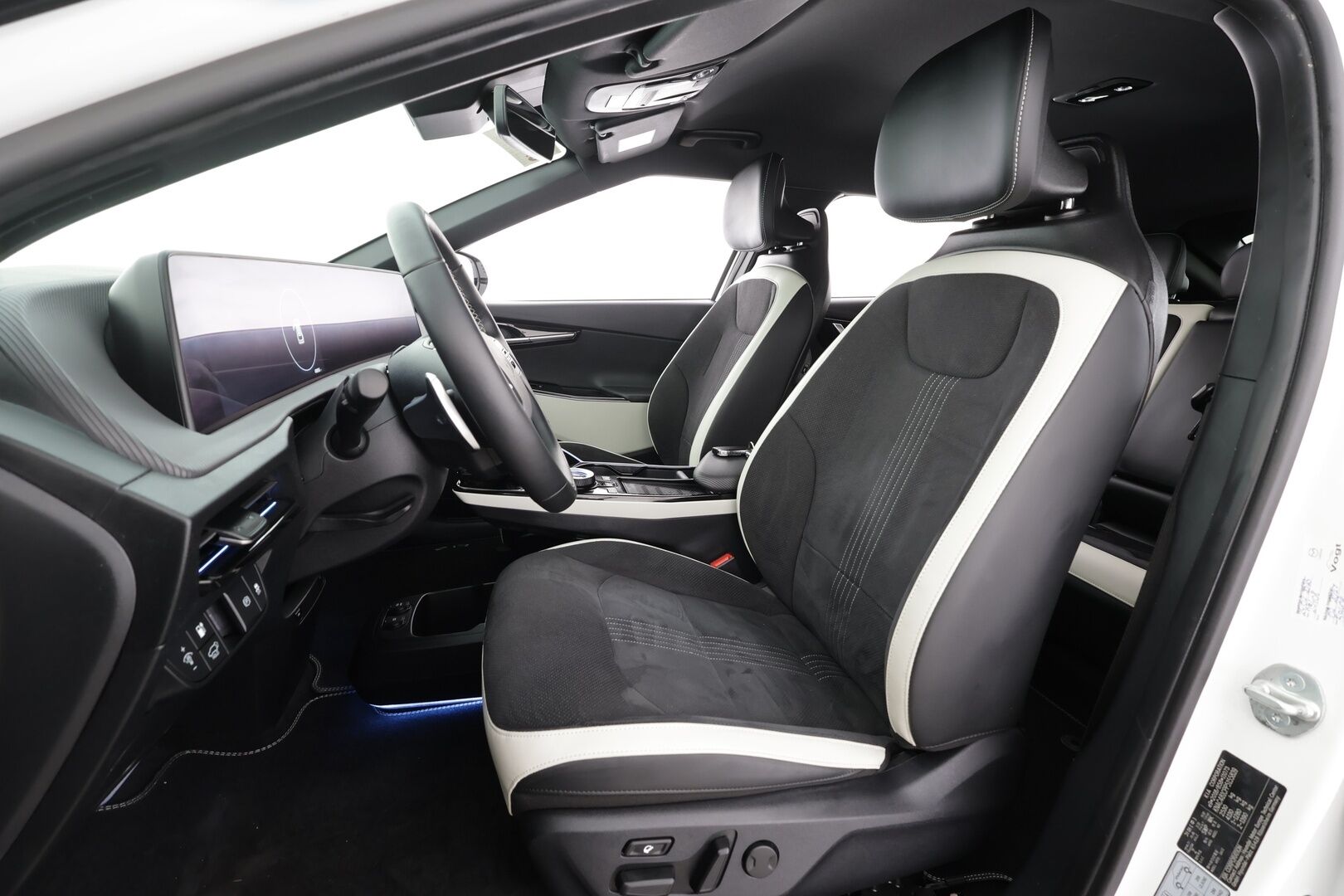 KIA EV6 2023 GT-Line AWD * ACC / Koukku / ILP / LED / 360 / Ilmastoitu Muistipenkki / Navi / Keyless * - Kahdet renkaat aluvanteilla / Merkkihuollettu