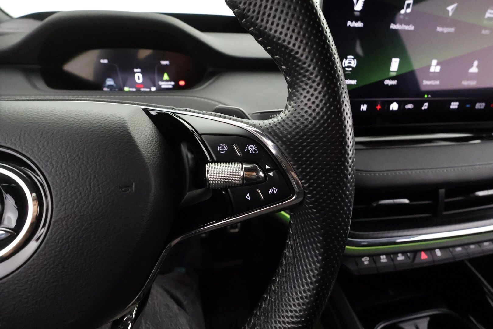 SKODA ENYAQ 2022 80 SportLine iV * ILP / ACC / Matrix-LED / 360 / Hierova Muistipenkki / Navi / Kaistavahti / Keyless * - HUD / Merkkihuollot