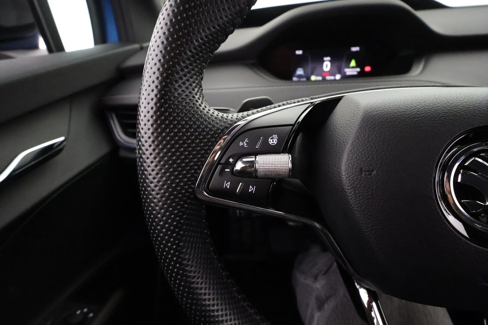 SKODA ENYAQ 2022 80 SportLine iV * ILP / ACC / Matrix-LED / 360 / Hierova Muistipenkki / Navi / Kaistavahti / Keyless * - HUD / Merkkihuollot