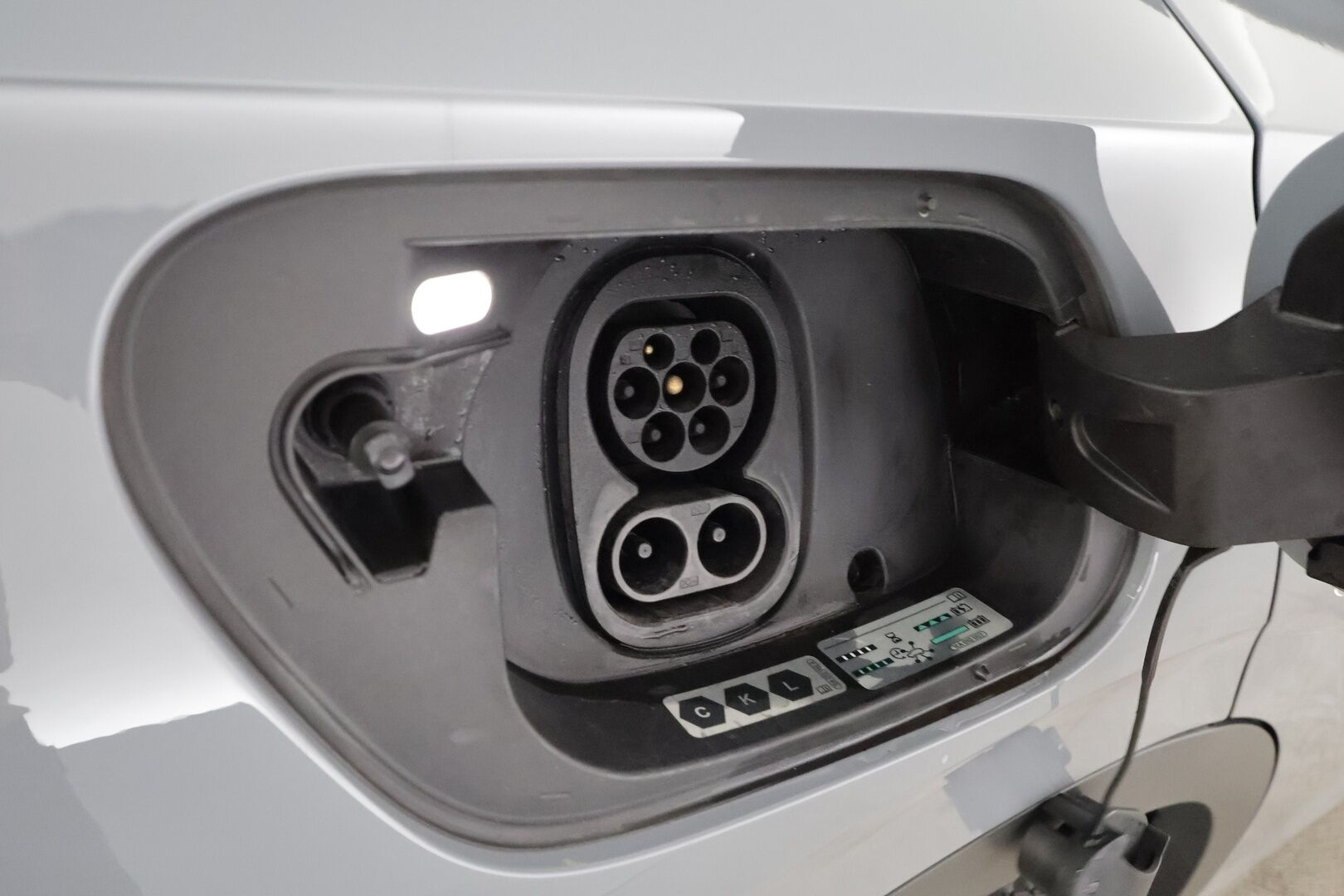 VOLKSWAGEN ID.5 2023 Pro Performance 150 kW * Koukku / ACC / Matrix-LED / ILP / P.Kamera / Hierovat muistipenkit / Apple&Android * - Akku kuntotarkastettu SoH 95,6% / Kahdet renkaat aluvanteilla 
