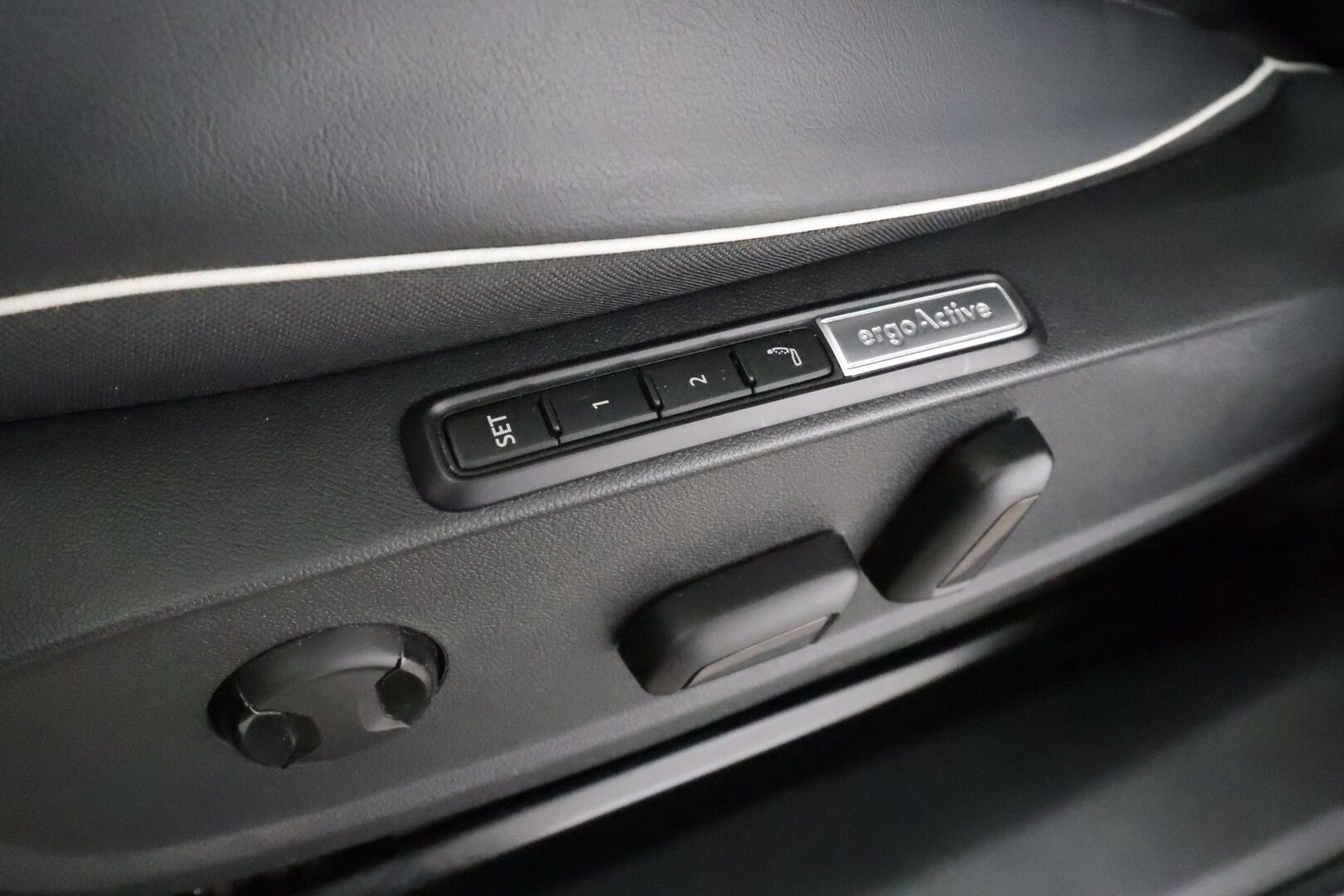 VOLKSWAGEN ID.5 2023 Pro Performance 150 kW * Koukku / ACC / Matrix-LED / ILP / P.Kamera / Hierovat muistipenkit / Apple&Android * - Akku kuntotarkastettu SoH 95,6% / Kahdet renkaat aluvanteilla 