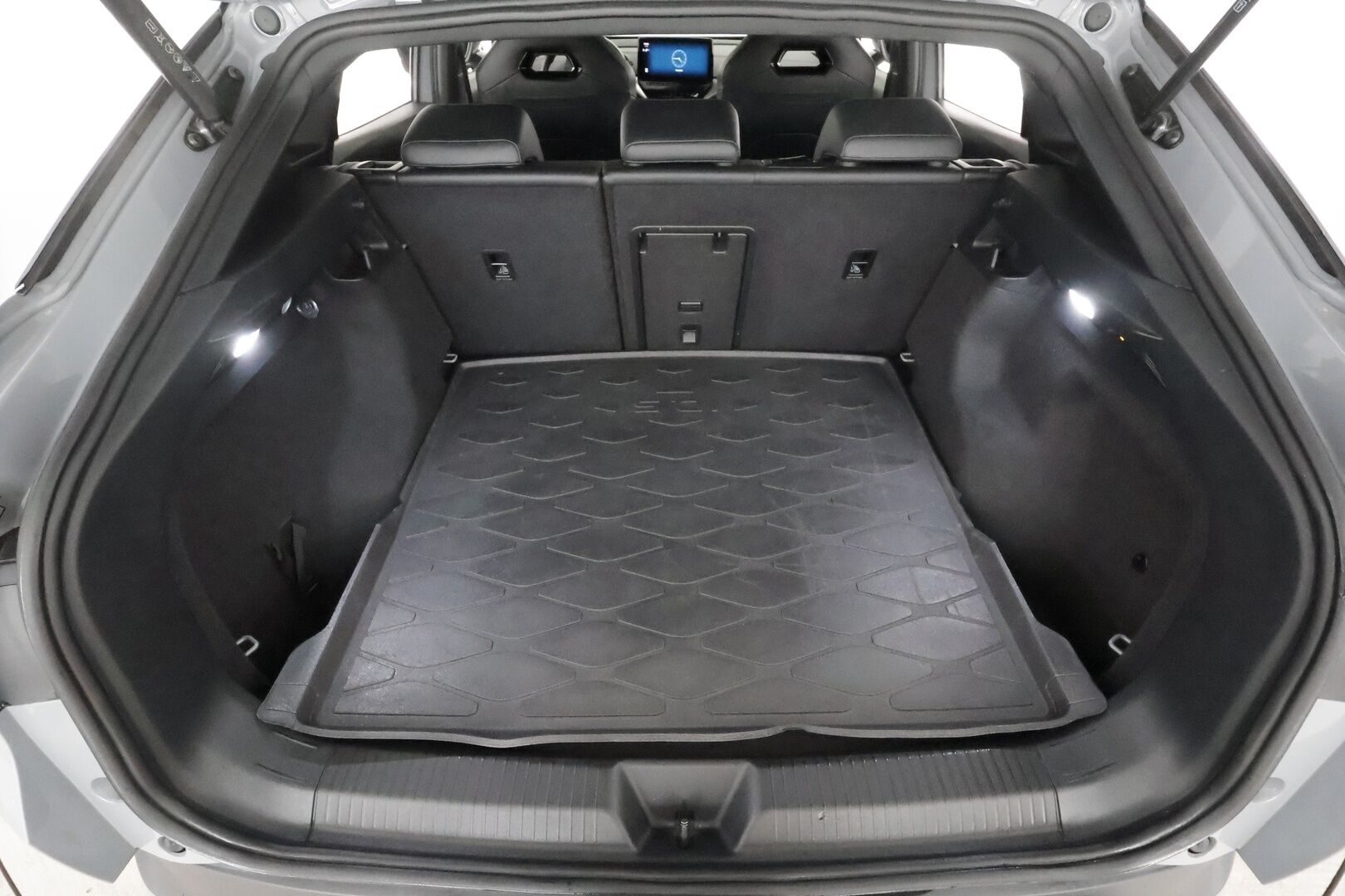 VOLKSWAGEN ID.5 2023 Pro Performance 150 kW Top Sport, akku 77 kWh * Lämpöpumppu / Vetokoukku / Matrix LED / Peruutuskamera / Hierovat Muistipenkit / Adapt.Vakkari - Akku kuntotarkastettu SoH 95,6% / Kahdet renkaat aluvanteilla / Merkkihuollot! - HULLUT AVAJAISHULINAT KORKOTARJOUS 3,29 %