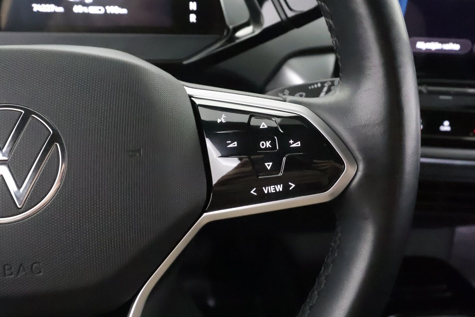 VOLKSWAGEN ID.4 2022 Pro Performance 150 kW * Koukku / ILP / ACC / LED / P.tutkat / Navi / Kaistavahti * - Akku kuntotarkastettu / Kahdet renkaat aluvanteilla / Merkkihuollot