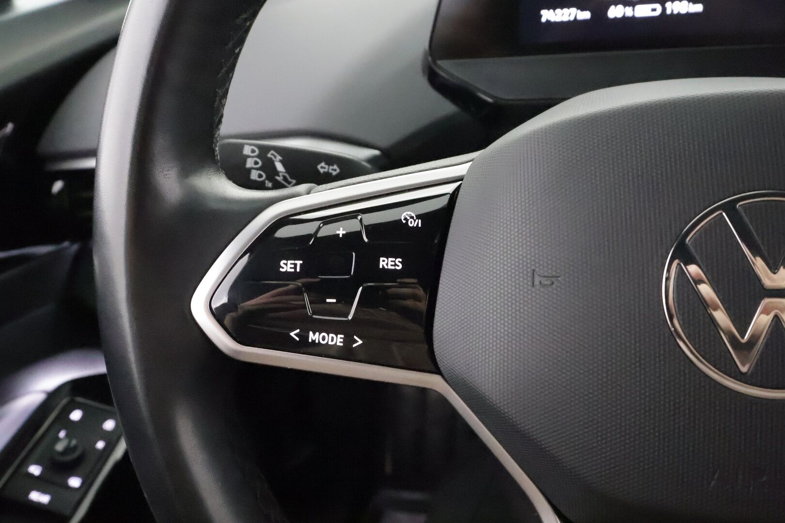 VOLKSWAGEN ID.4 2022 Pro Performance 150 kW * Koukku / ILP / ACC / LED / P.tutkat / Navi / Kaistavahti * - Akku kuntotarkastettu / Kahdet renkaat aluvanteilla / Merkkihuollot