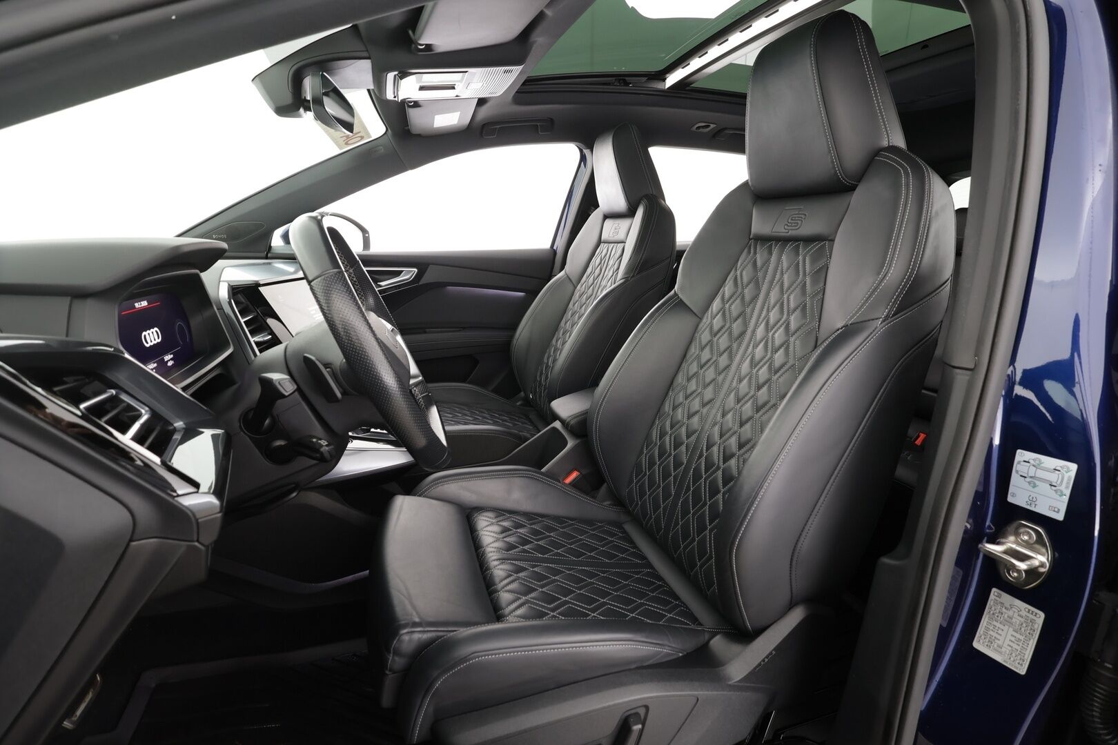 AUDI Q4 E-TRON 2022 50 E-Tron Quattro S-Line * ILP / Koukku / Panorama / P.kamera / HUD / ACC / Matrix / Sportpenkki Muistilla * - Sonos / Akku kuntotarkastettu / Merkkihuollot / Kahdet renkaat aluvanteilla / 2x Latauskaapelit