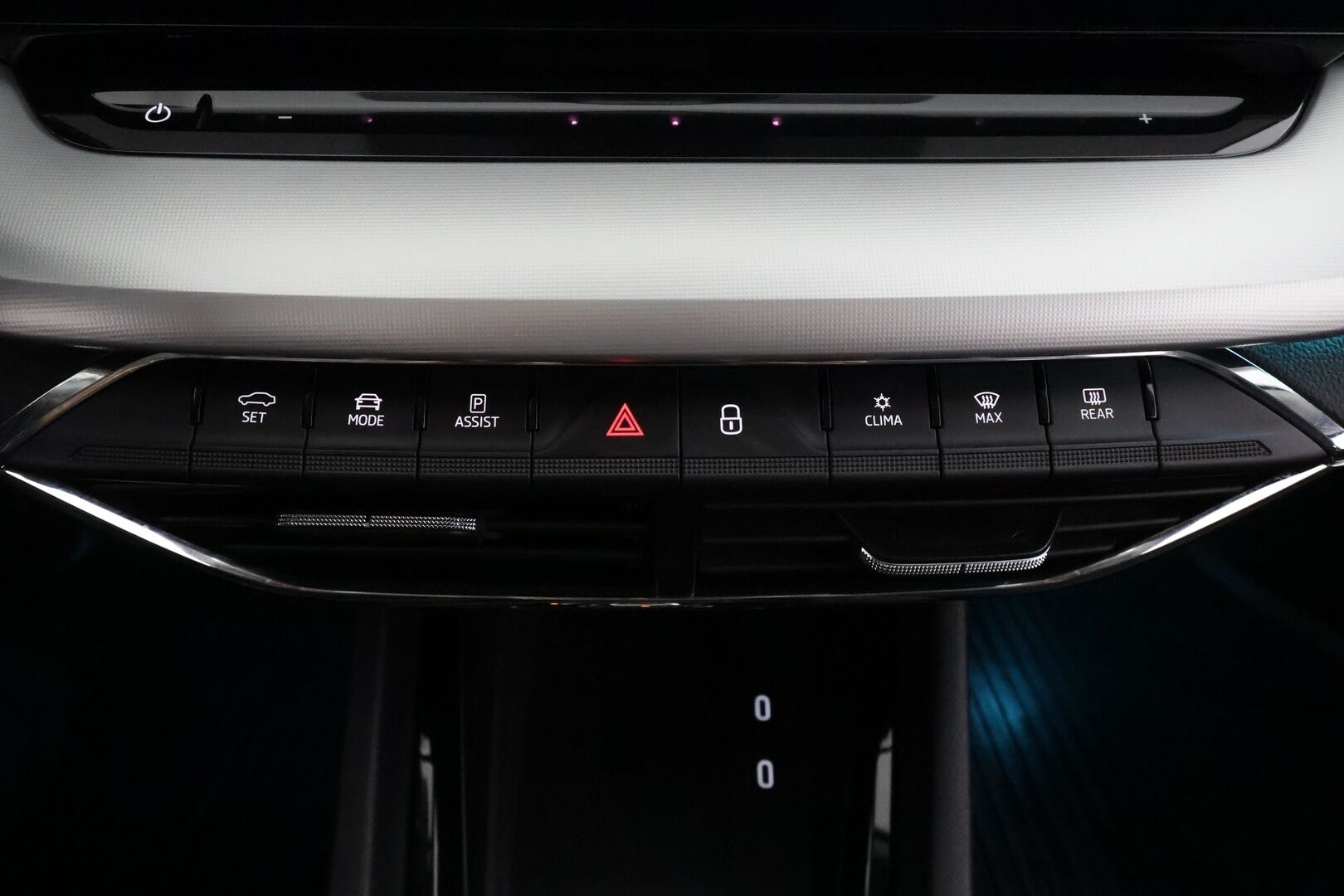 SKODA OCTAVIA 2023 Combi Style 1.4 TSI iV 150kW * Webasto / Koukku / ACC / Matrix / P.Kamera / Hierovat&Ilmastoidut Muistipenkit * - Akku kuntotarkastettu SoH 96,4% / HUD / Merkkihuollot / 2x Latauskaapelit