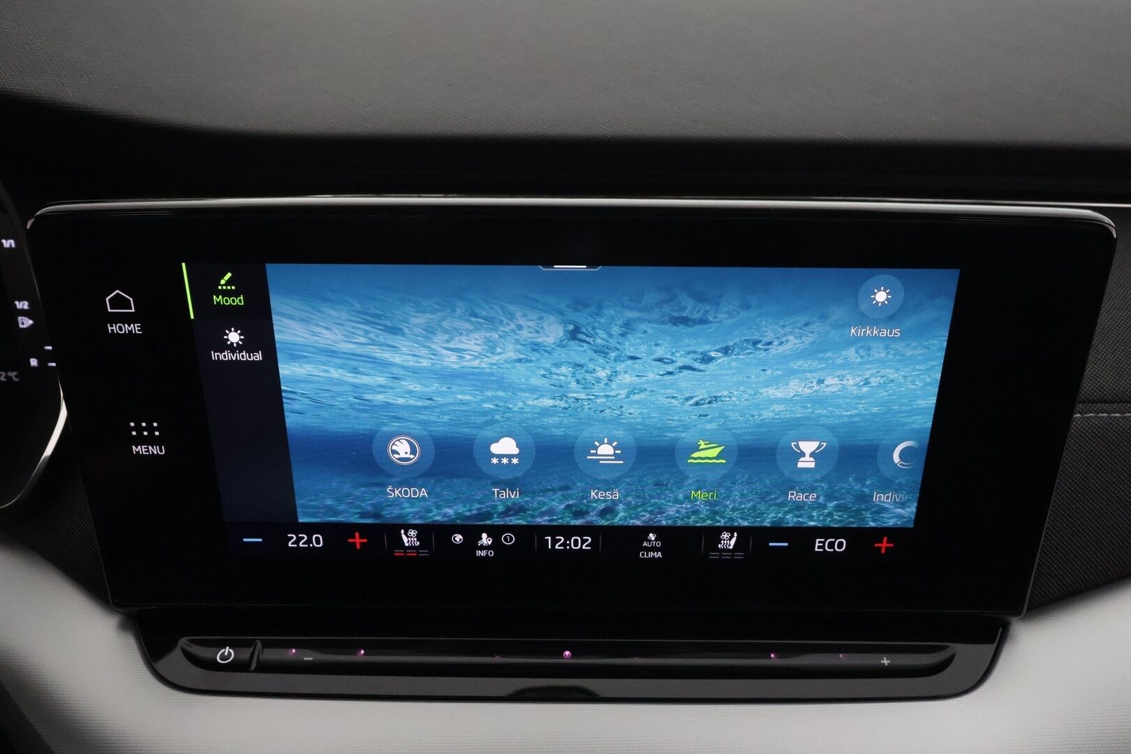 SKODA OCTAVIA 2023 Combi Style 1.4 TSI iV 150kW * Webasto / Koukku / ACC / Matrix / P.Kamera / Hierovat&Ilmastoidut Muistipenkit * - Akku kuntotarkastettu SoH 96,4% / HUD / Merkkihuollot / 2x Latauskaapelit