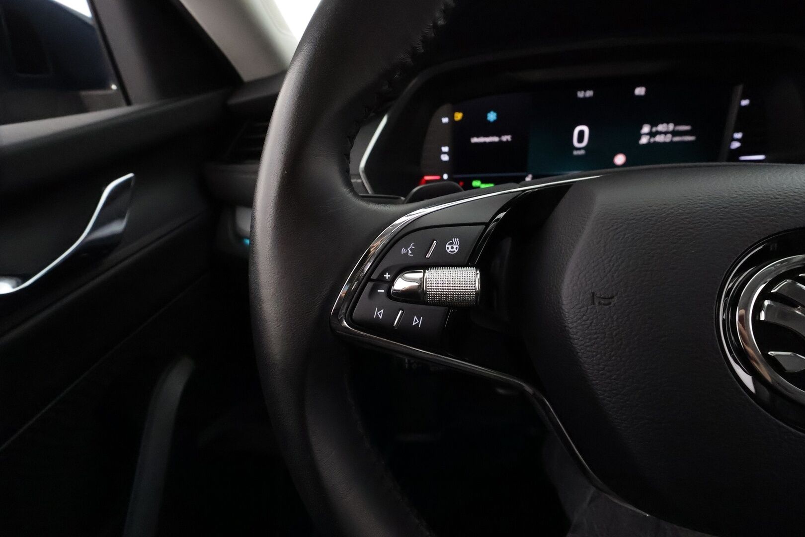 SKODA OCTAVIA 2023 Combi Style 1.4 TSI iV 150kW * Webasto / Koukku / ACC / Matrix / P.Kamera / Hierovat&Ilmastoidut Muistipenkit * - Akku kuntotarkastettu SoH 96,4% / HUD / Merkkihuollot / 2x Latauskaapelit