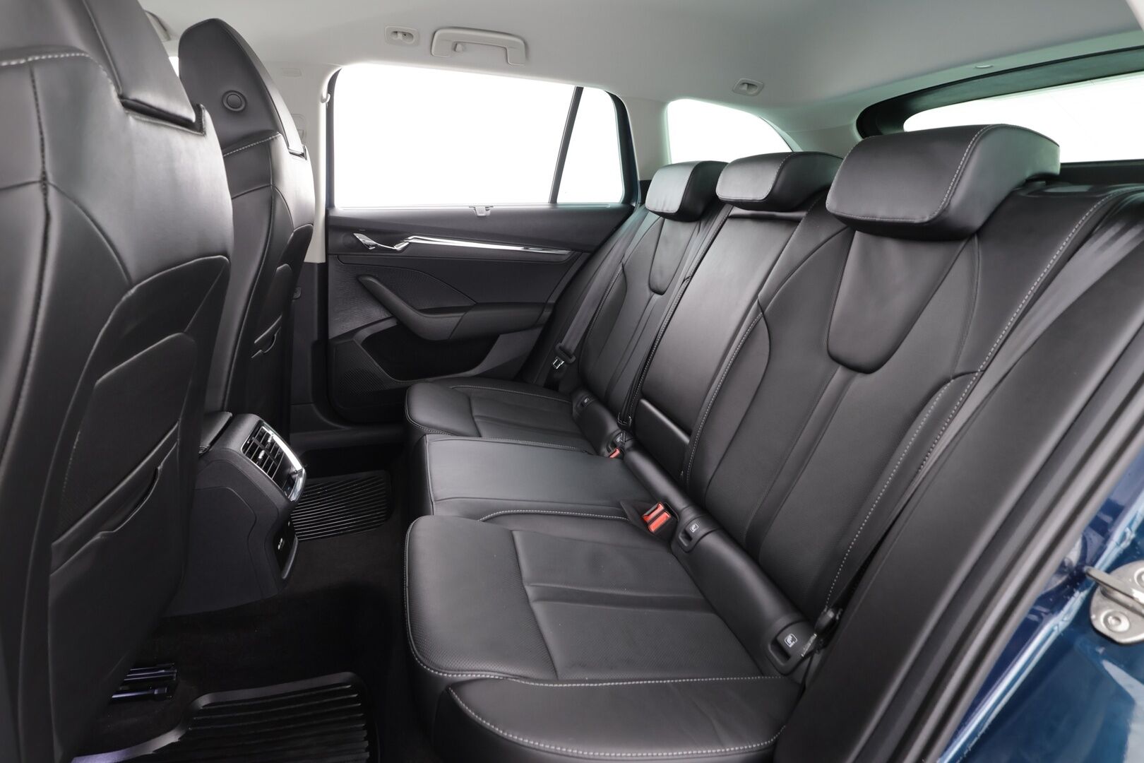 SKODA OCTAVIA 2023 Combi Style 1.4 TSI iV 150kW * Webasto / Koukku / ACC / Matrix / P.Kamera / Hierovat&Ilmastoidut Muistipenkit * - Akku kuntotarkastettu SoH 96,4% / HUD / Merkkihuollot / 2x Latauskaapelit