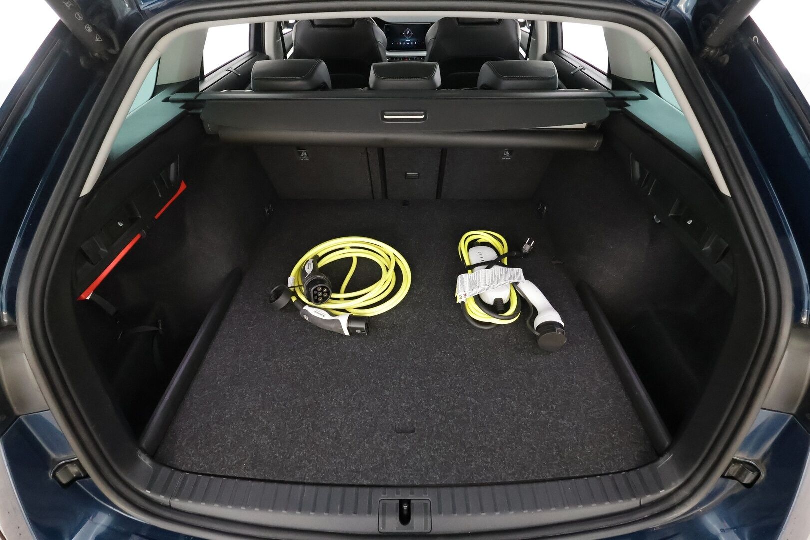 SKODA OCTAVIA 2023 Combi Style 1.4 TSI iV 150kW * Webasto / Koukku / ACC / Matrix / P.Kamera / Hierovat&Ilmastoidut Muistipenkit * - Akku kuntotarkastettu SoH 96,4% / HUD / Merkkihuollot / 2x Latauskaapelit