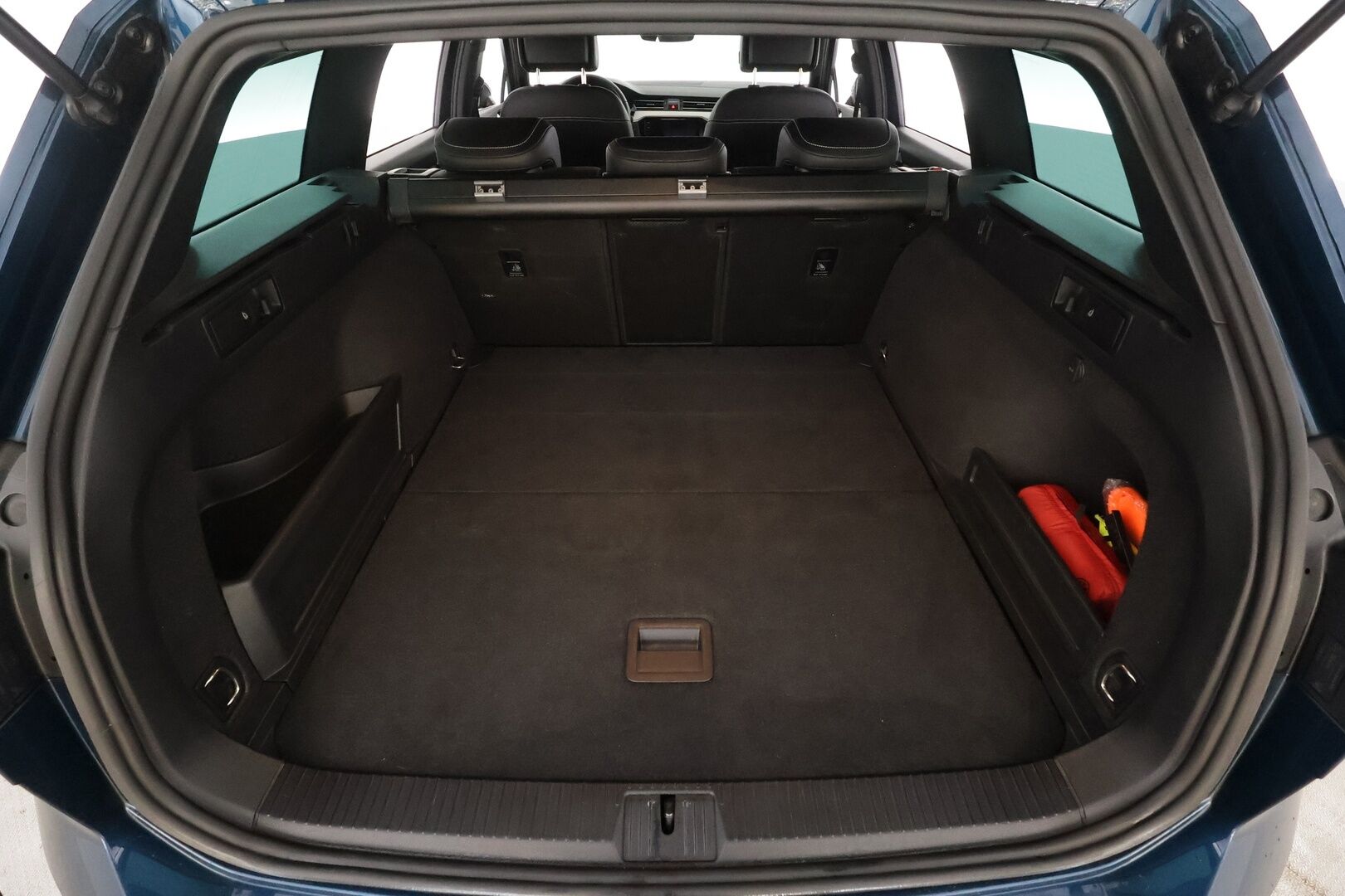 VOLKSWAGEN PASSAT 2023 Variant 2.0 TDi 147 kW DSG * ACC / Webasto / Sporttipenkki / Matrix-LED / P.Kamera / Apple&Android * - 1.OM / Kahdet Renkaat