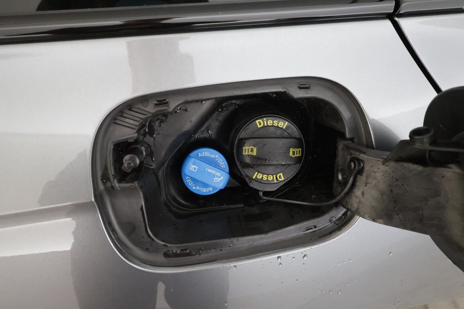 SKODA SUPERB 2023 Combi 2,0 TDI 200 4x4 Ambition DSG * Webasto / Koukku / ACC / Matrix / P.Kamera / Muistipenkit / Navi * - Akku kuntotarkastettu / Merkkihuollot 