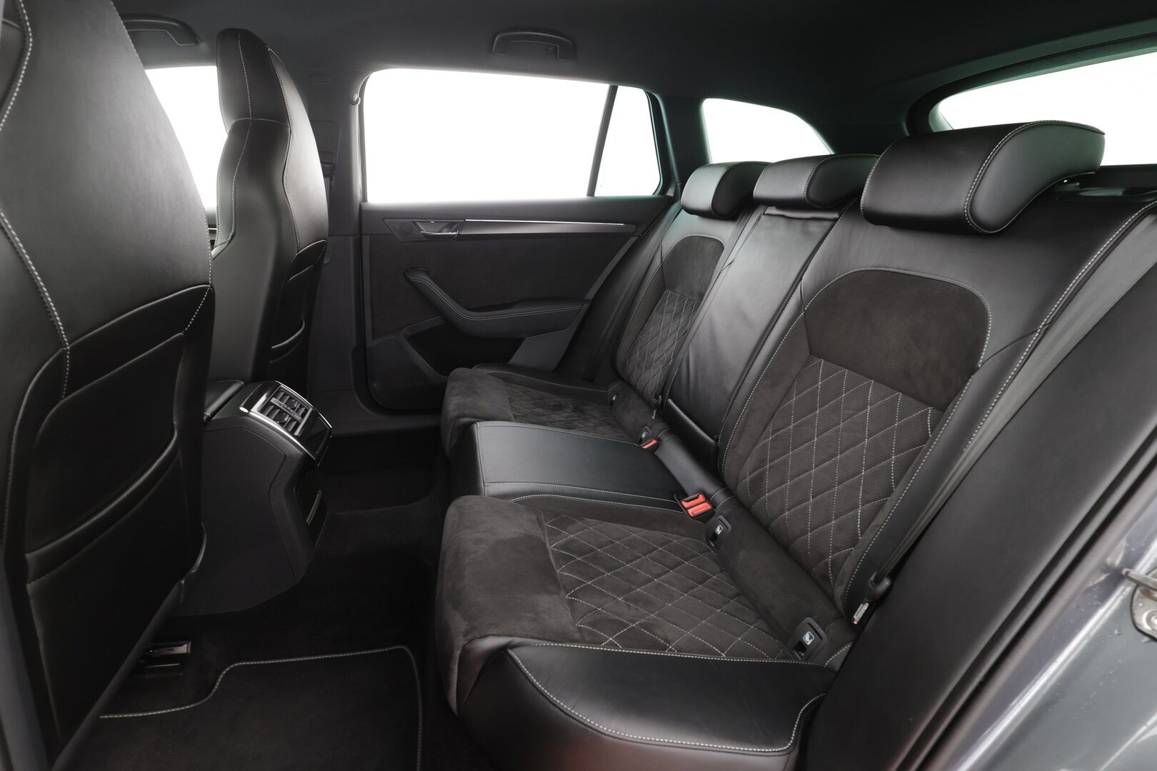 SKODA SUPERB 2023 Combi 2,0 TDI 200 4x4 Ambition DSG * Webasto / Koukku / ACC / Matrix / P.Kamera / Muistipenkit / Navi * - Akku kuntotarkastettu / Merkkihuollot 