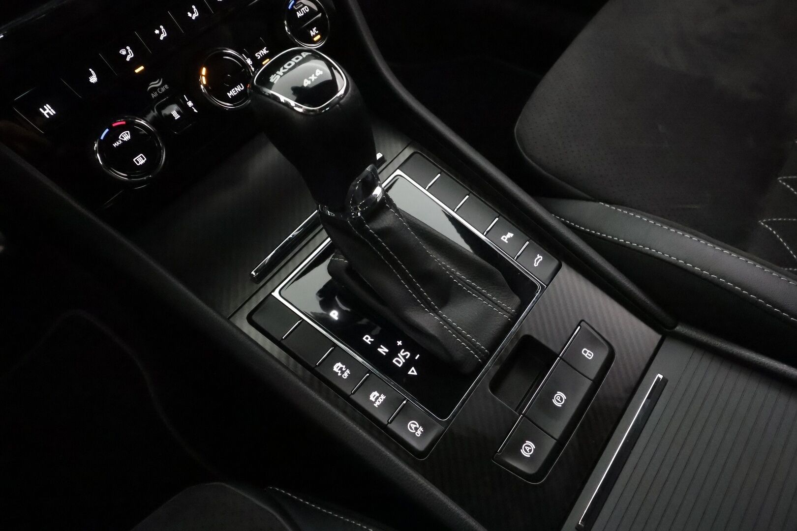 SKODA SUPERB 2023 Combi 2,0 TDI 200 4x4 Ambition DSG * Webasto / Koukku / ACC / Matrix / P.Kamera / Muistipenkit / Navi * - Akku kuntotarkastettu / Merkkihuollot 