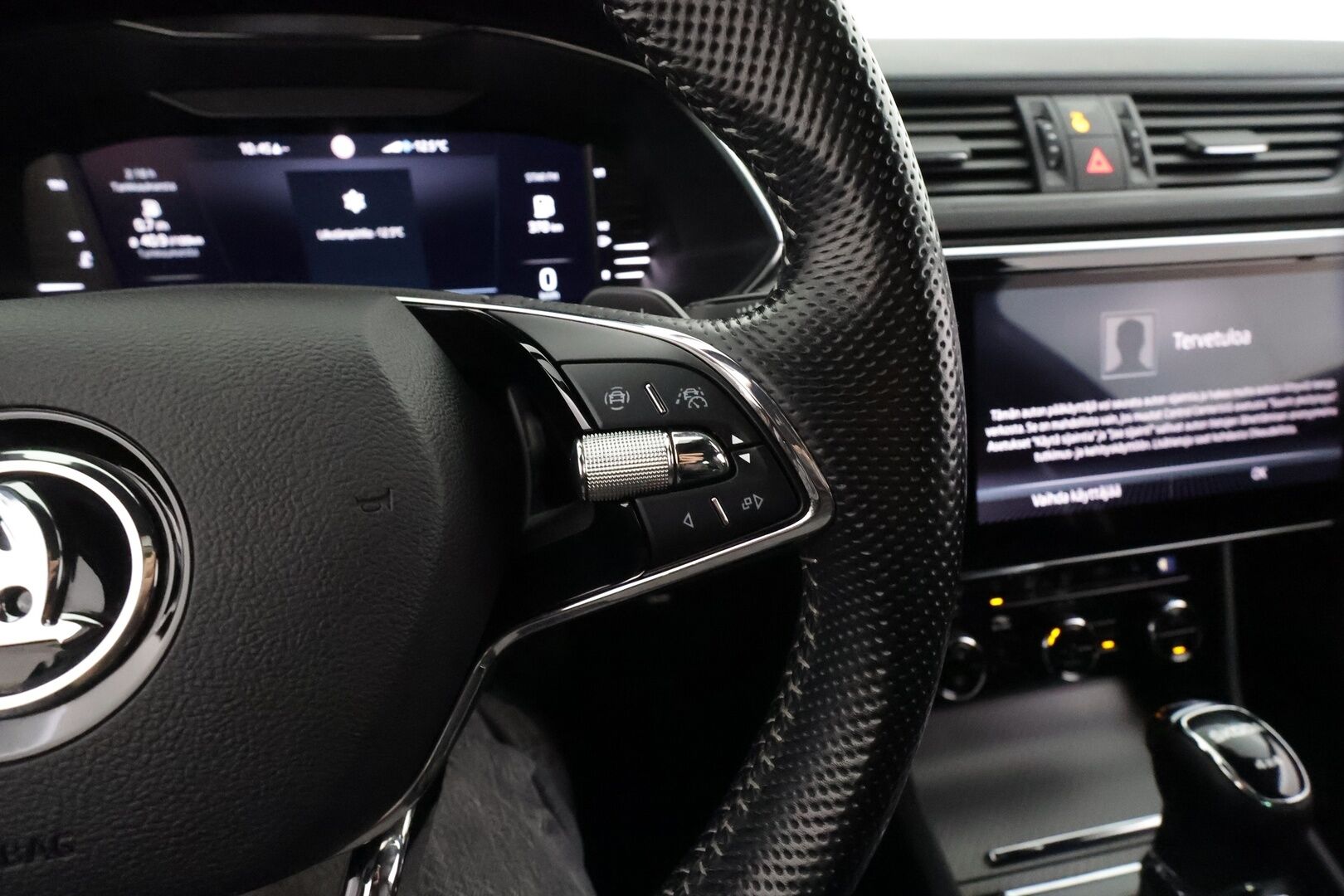 SKODA SUPERB 2023 Combi 2,0 TDI 200 4x4 Ambition DSG * Webasto / Koukku / ACC / Matrix / P.Kamera / Muistipenkit / Navi * - Akku kuntotarkastettu / Merkkihuollot 