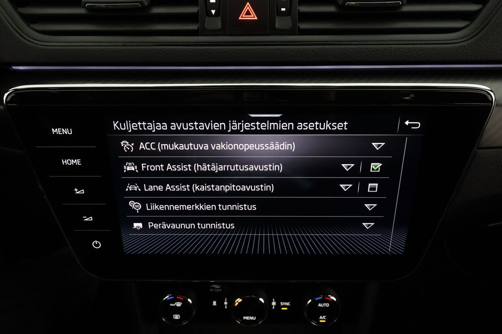 SKODA SUPERB 2023 Combi 2,0 TDI 200 4x4 Ambition DSG * Webasto / Koukku / ACC / Matrix / P.Kamera / Muistipenkit / Navi * - Akku kuntotarkastettu / Merkkihuollot 