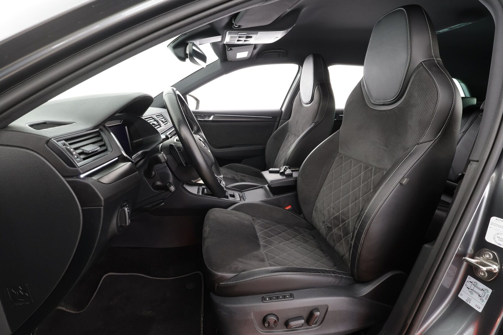 SKODA SUPERB 2023 Combi 2,0 TDI 200 4x4 Ambition DSG * Webasto / Koukku / ACC / Matrix / P.Kamera / Muistipenkit / Navi * - Akku kuntotarkastettu / Merkkihuollot 