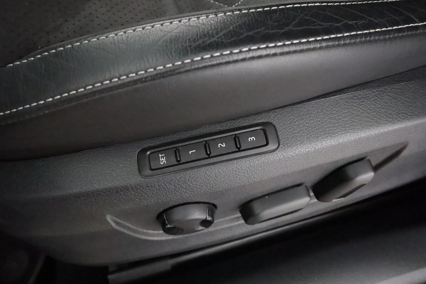 SKODA SUPERB 2023 Combi 2,0 TDI 200 4x4 Ambition DSG * Webasto / Koukku / ACC / Matrix / P.Kamera / Muistipenkit / Navi * - Akku kuntotarkastettu / Merkkihuollot 