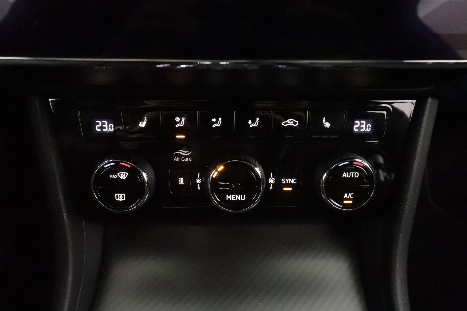 SKODA SUPERB 2023 Combi 2,0 TDI 200 4x4 Ambition DSG * Webasto / Koukku / ACC / Matrix / P.Kamera / Muistipenkit / Navi * - Akku kuntotarkastettu / Merkkihuollot 