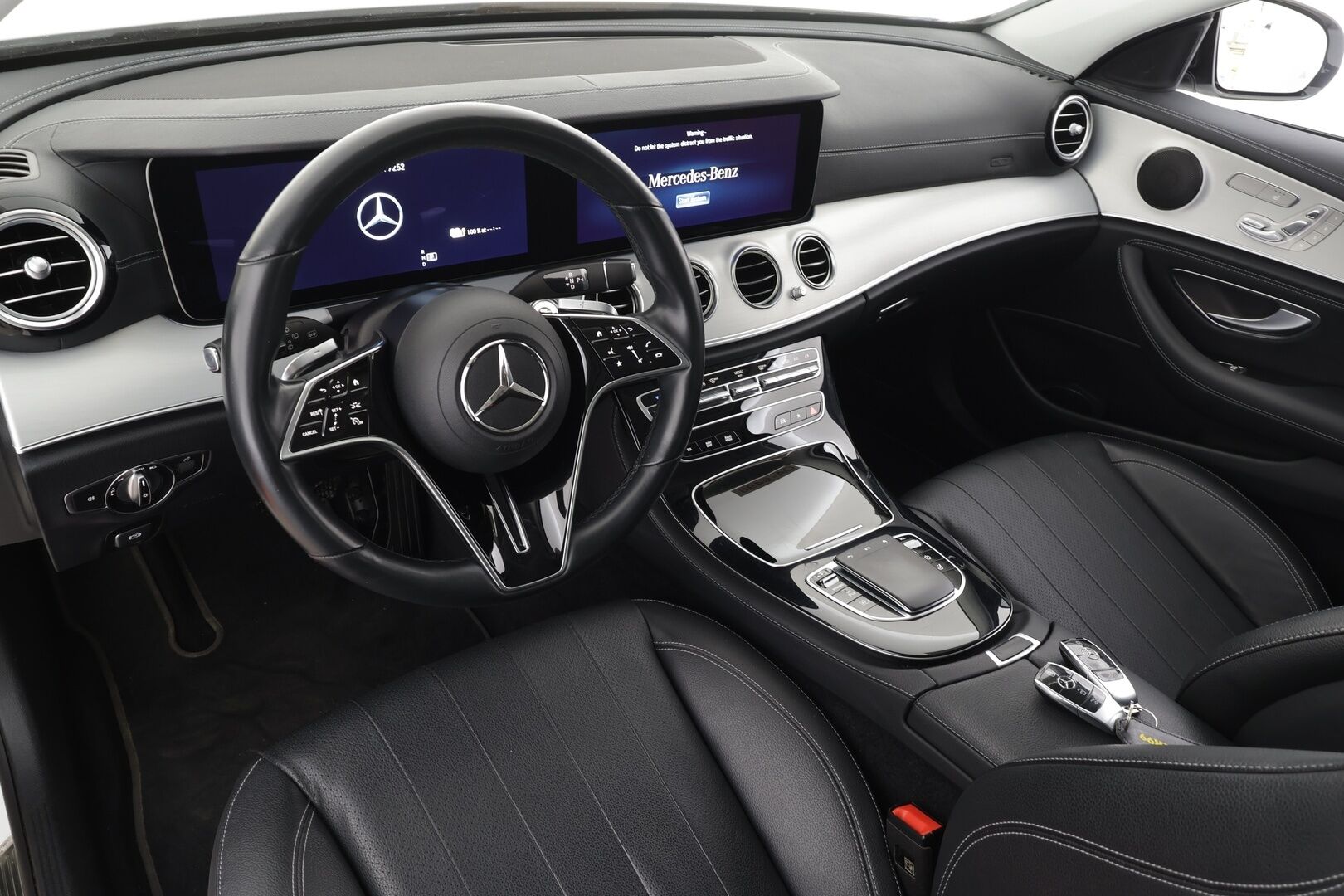 MERCEDES-BENZ E 2023 300de Business Avantgarde 4Matic T A * Distronic+ / P.kamera / Muistipenkit / Sähköluukku / KeylessGo / Widescreen / Nahat * - Akku kuntotarkastetu SoH 92,6% / Kahdet renkaat aluvanteilla / Merkkihuollettu