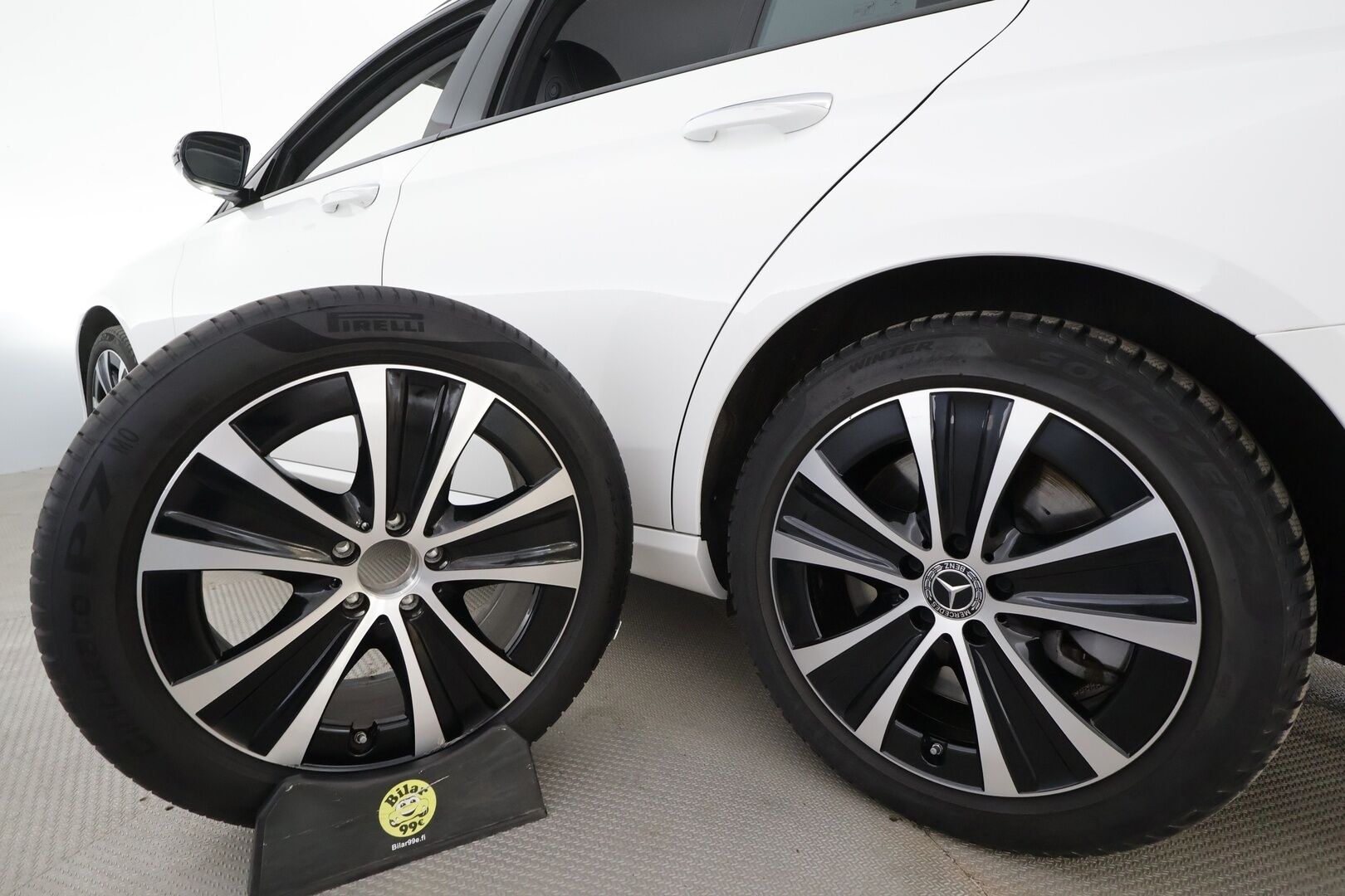 MERCEDES-BENZ E 2023 300de Business Avantgarde 4Matic T A * Distronic+ / P.kamera / Muistipenkit / Sähköluukku / KeylessGo / Widescreen / Nahat * - Akku kuntotarkastetu SoH 92,6% / Kahdet renkaat aluvanteilla / Merkkihuollettu - HULLUT AVAJAISHULINAT KORKOTARJOUS 3,29 %