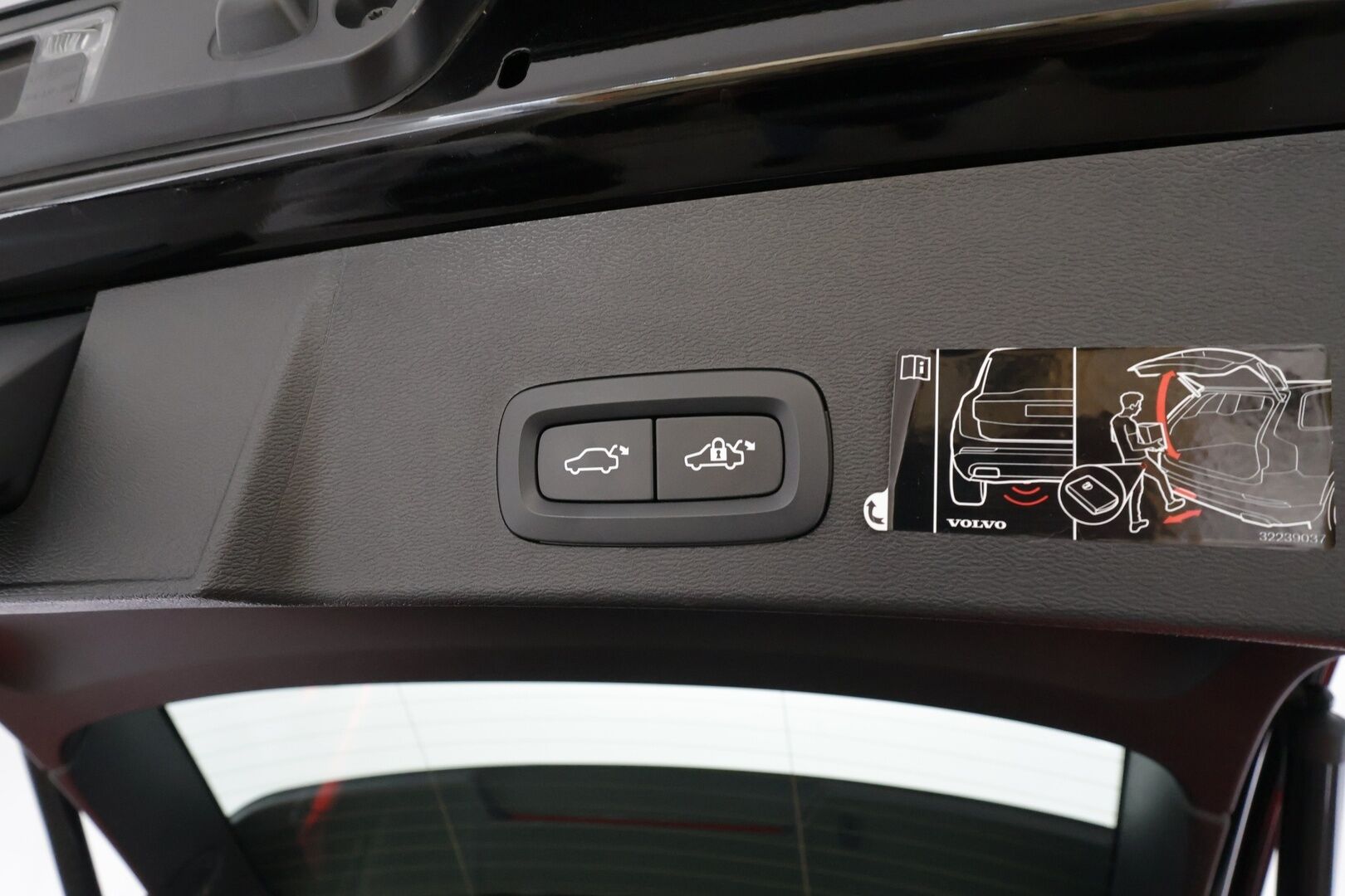 MERCEDES-BENZ E 2023 300de Business Avantgarde 4Matic T A * Distronic+ / P.kamera / Muistipenkit / Sähköluukku / KeylessGo / Widescreen / Nahat * - Akku kuntotarkastetu SoH 92,6% / Kahdet renkaat aluvanteilla / Merkkihuollettu