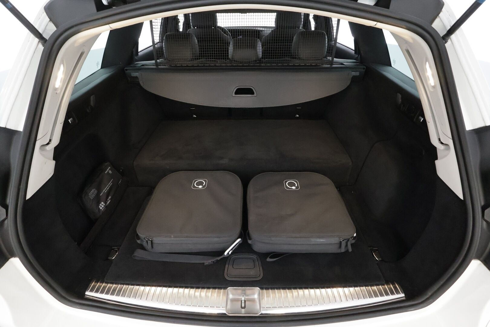 MERCEDES-BENZ E 2023 300de Business Avantgarde 4Matic T A * Distronic+ / P.kamera / Muistipenkit / Sähköluukku / KeylessGo / Widescreen / Nahat * - Akku kuntotarkastetu SoH 92,6% / Kahdet renkaat aluvanteilla / Merkkihuollettu