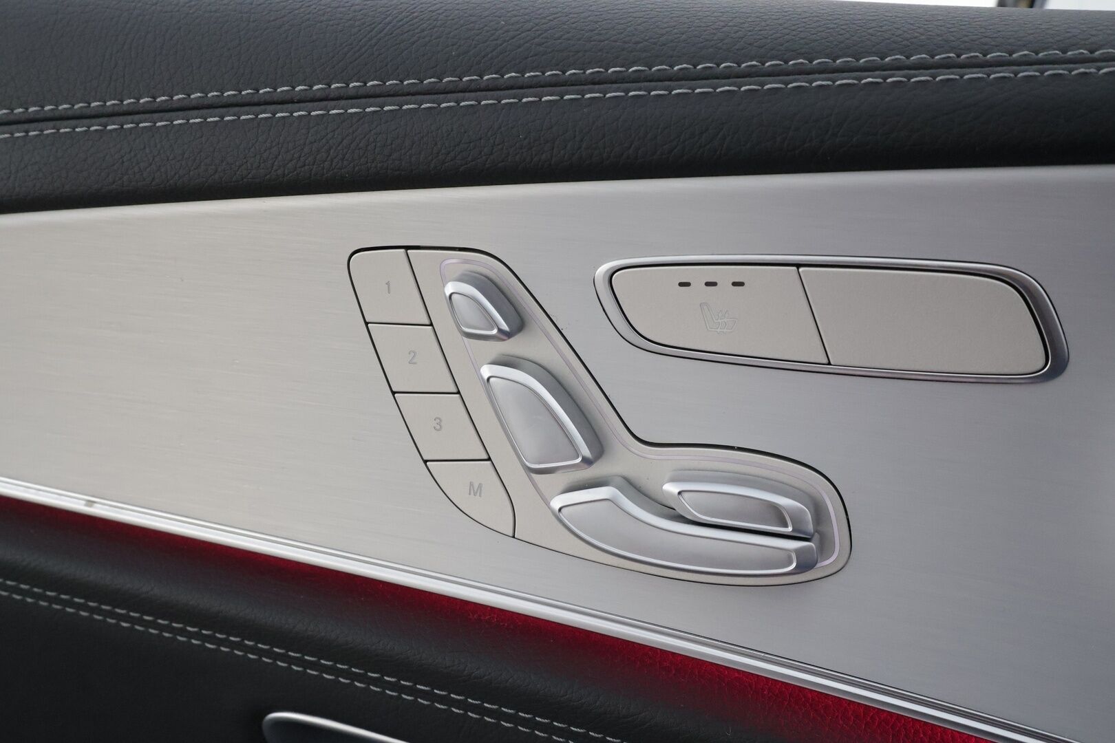 MERCEDES-BENZ E 2023 300de Business Avantgarde 4Matic T A * Distronic+ / P.kamera / Muistipenkit / Sähköluukku / KeylessGo / Widescreen / Nahat * - Akku kuntotarkastetu SoH 92,6% / Kahdet renkaat aluvanteilla / Merkkihuollettu