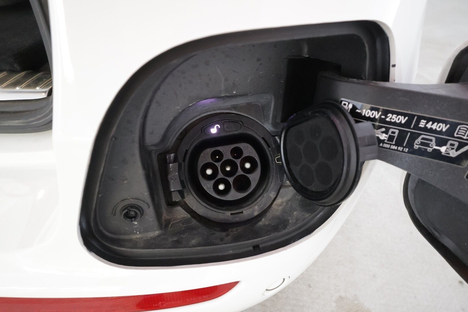 MERCEDES-BENZ E 2023 300de Business Avantgarde 4Matic T A * Distronic+ / P.kamera / Muistipenkit / Sähköluukku / KeylessGo / Widescreen / Nahat * - Akku kuntotarkastetu SoH 92,6% / Kahdet renkaat aluvanteilla / Merkkihuollettu