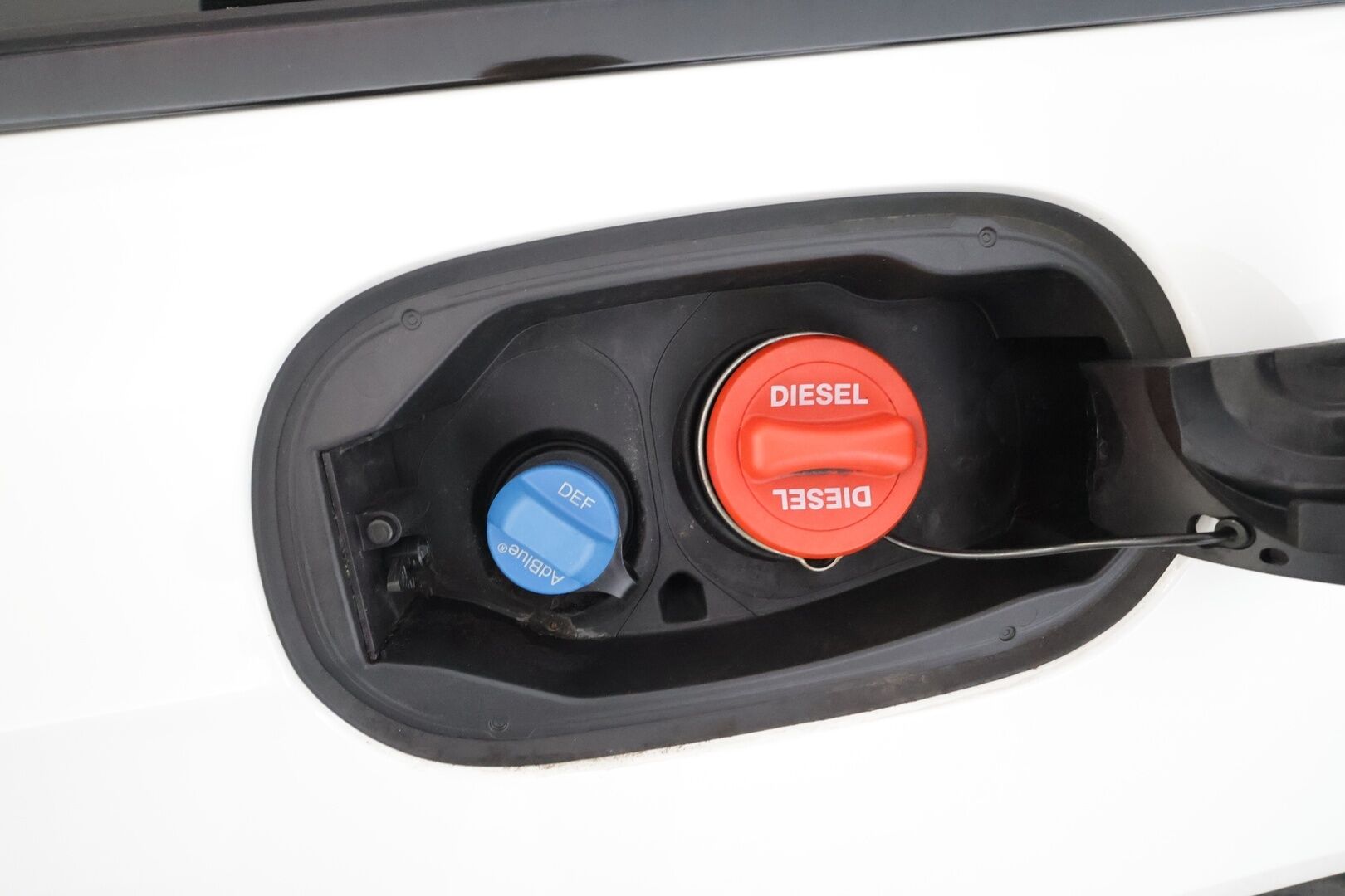 MERCEDES-BENZ E 2023 300de Business Avantgarde 4Matic T A * Distronic+ / P.kamera / Muistipenkit / Sähköluukku / KeylessGo / Widescreen / Nahat * - Akku kuntotarkastetu SoH 92,6% / Kahdet renkaat aluvanteilla / Merkkihuollettu