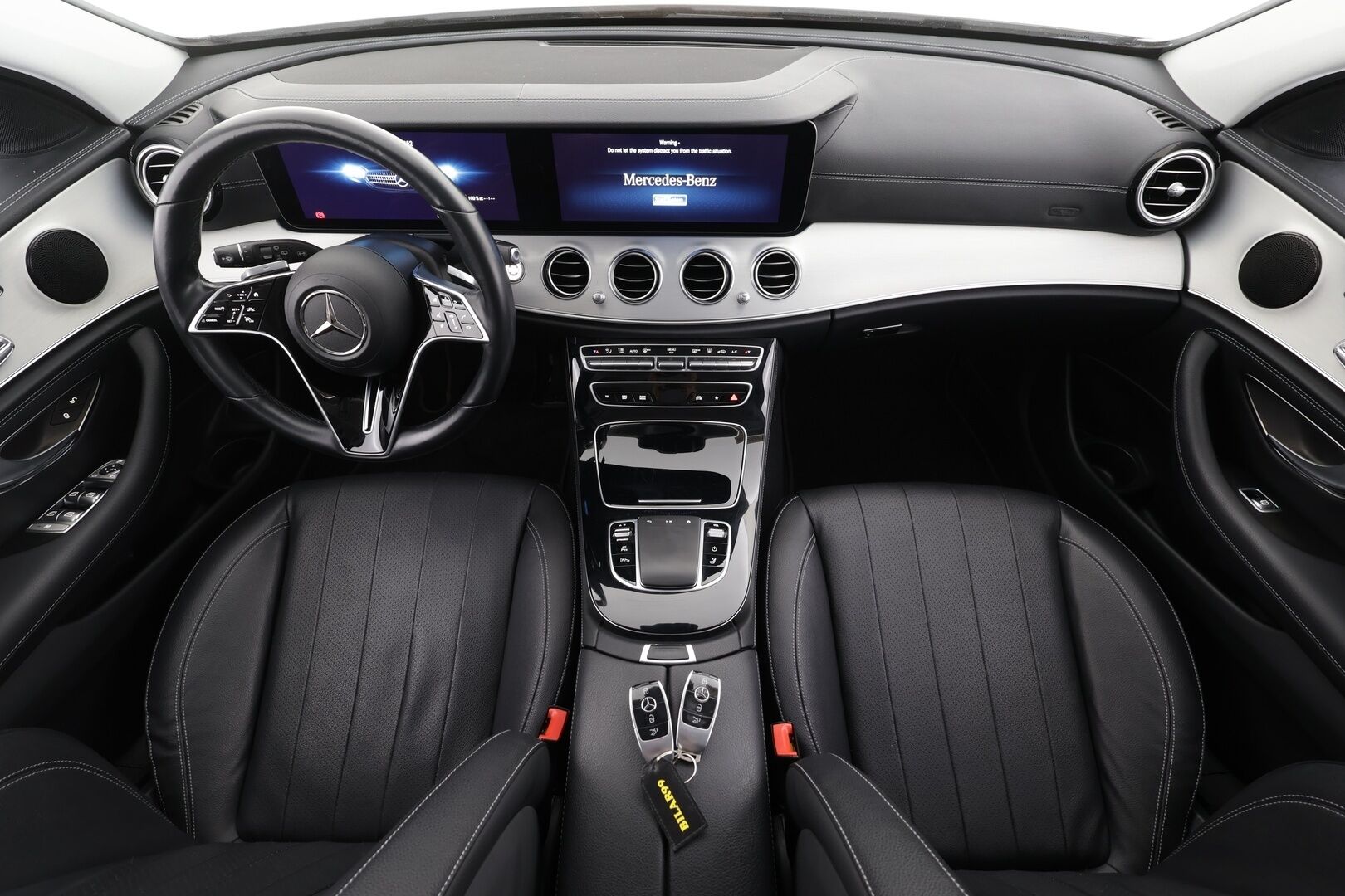 MERCEDES-BENZ E 2023 300de Business Avantgarde 4Matic T A * Distronic+ / P.kamera / Muistipenkit / Sähköluukku / KeylessGo / Widescreen / Nahat * - Akku kuntotarkastetu SoH 92,6% / Kahdet renkaat aluvanteilla / Merkkihuollettu