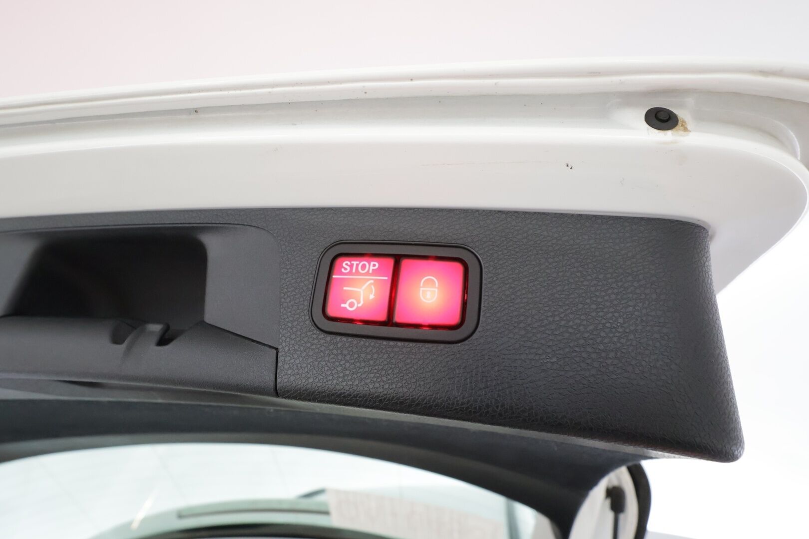 MERCEDES-BENZ E 2023 300de Business Avantgarde 4Matic T A * Distronic+ / P.kamera / Muistipenkit / Sähköluukku / KeylessGo / Widescreen / Nahat * - Akku kuntotarkastetu SoH 92,6% / Kahdet renkaat aluvanteilla / Merkkihuollettu