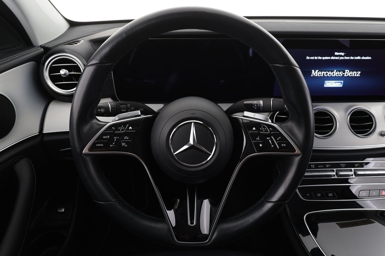 MERCEDES-BENZ E 2023 300de Business Avantgarde 4Matic T A * Distronic+ / P.kamera / Muistipenkit / Sähköluukku / KeylessGo / Widescreen / Nahat * - Akku kuntotarkastetu SoH 92,6% / Kahdet renkaat aluvanteilla / Merkkihuollettu