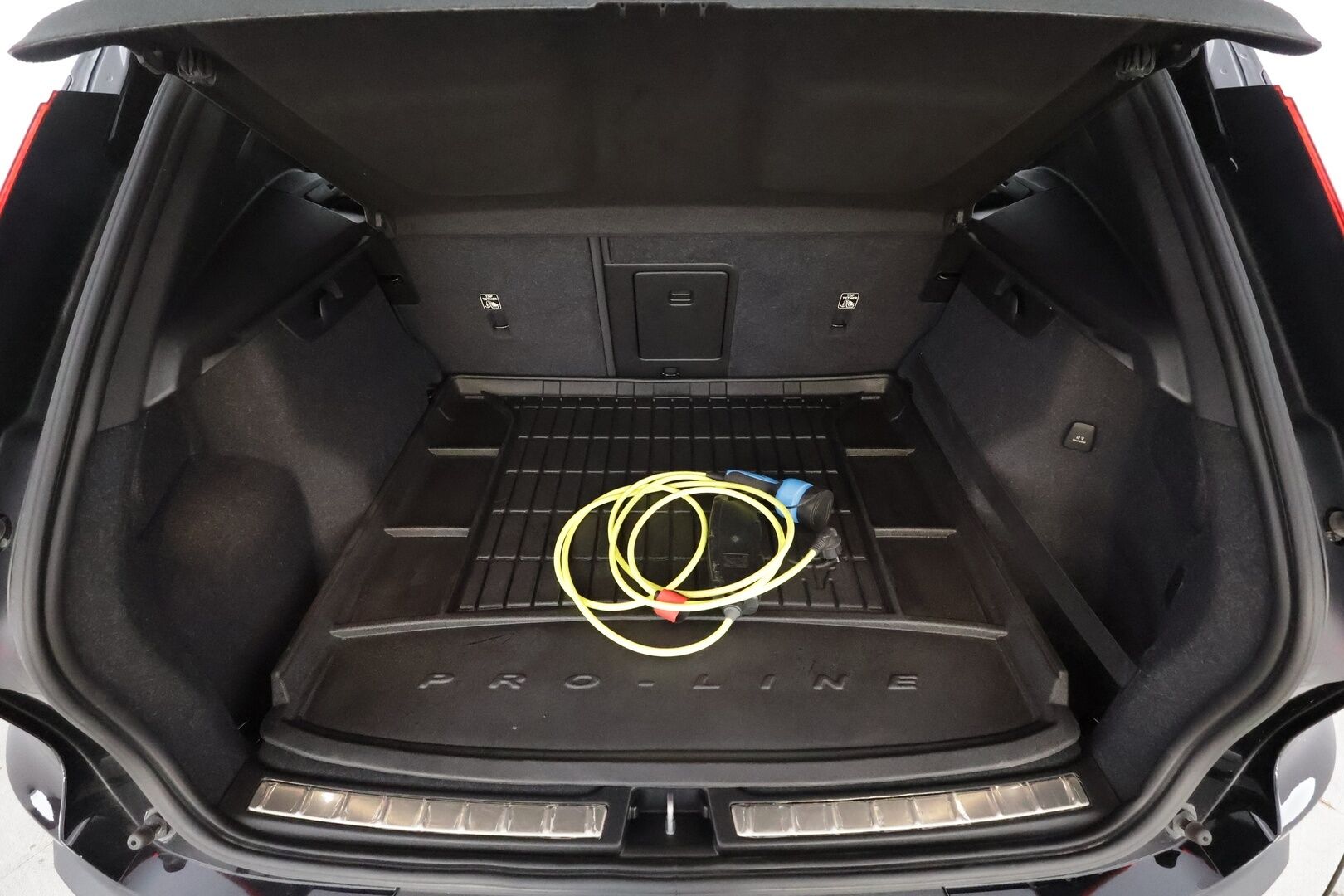 MERCEDES-BENZ E 2023 300de Business Avantgarde 4Matic T A * Distronic+ / P.kamera / Muistipenkit / Sähköluukku / KeylessGo / Widescreen / Nahat * - Akku kuntotarkastetu SoH 92,6% / Kahdet renkaat aluvanteilla / Merkkihuollettu - HULLUT AVAJAISHULINAT KORKOTARJOUS 3,29 %