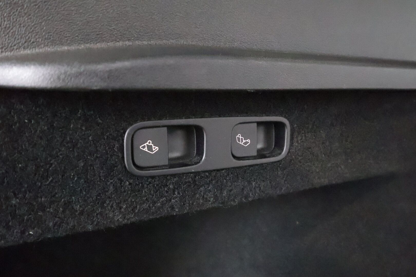 TESLA MODEL Y 2024 Long Range * Koukku / ILP / Lasikatto / ACC / Matrix-LED / P.Kamera / Muistipenkki / Premium Audio / Keyless * - Akku kuntotarkastettu SoH 95%