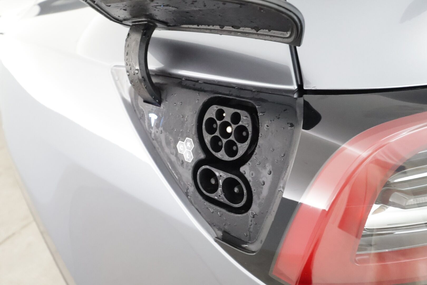 TESLA MODEL Y 2024 Long Range * Koukku / ILP / Lasikatto / ACC / Matrix-LED / P.Kamera / Muistipenkki / Premium Audio / Keyless * - Akku kuntotarkastettu SoH 95%