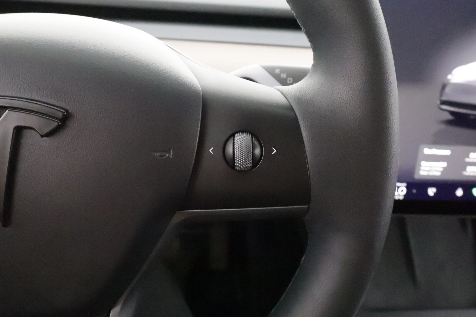 TESLA MODEL Y 2024 Long Range * Koukku / ILP / Lasikatto / ACC / Matrix-LED / P.Kamera / Muistipenkki / Premium Audio / Keyless * - Akku kuntotarkastettu SoH 95%