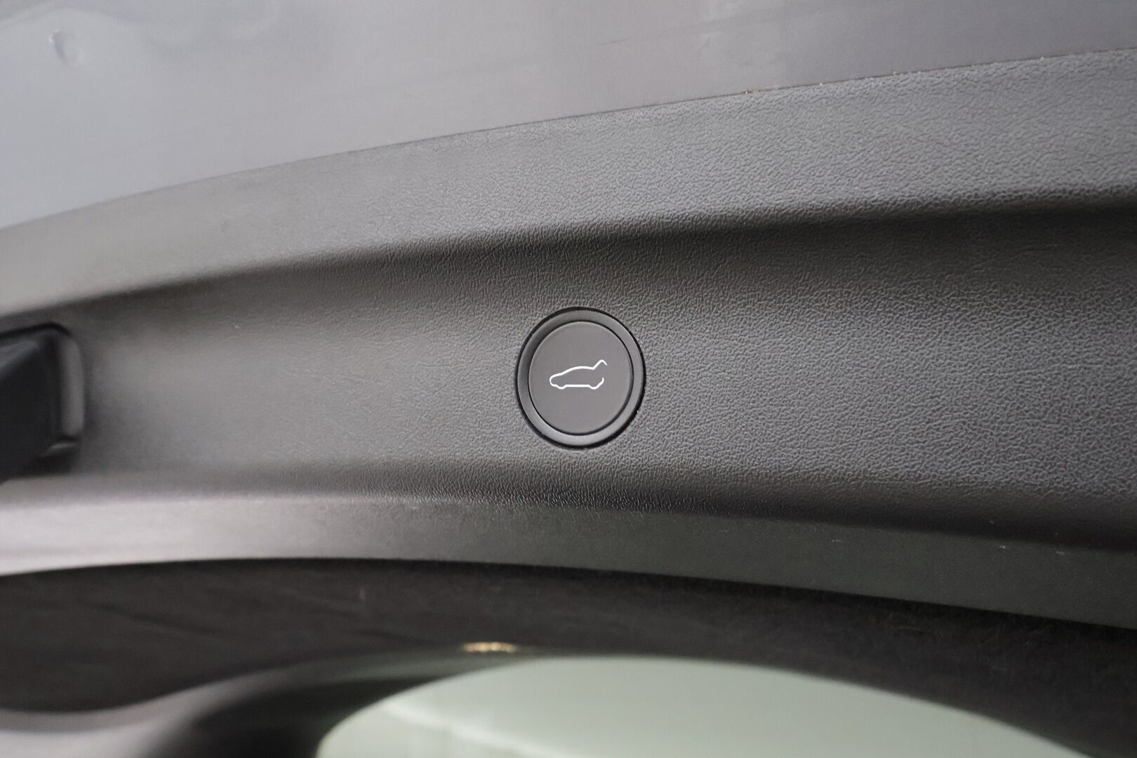 TESLA MODEL Y 2024 Long Range * Koukku / ILP / Lasikatto / ACC / Matrix-LED / P.Kamera / Muistipenkki / Premium Audio / Keyless * - Akku kuntotarkastettu SoH 95%