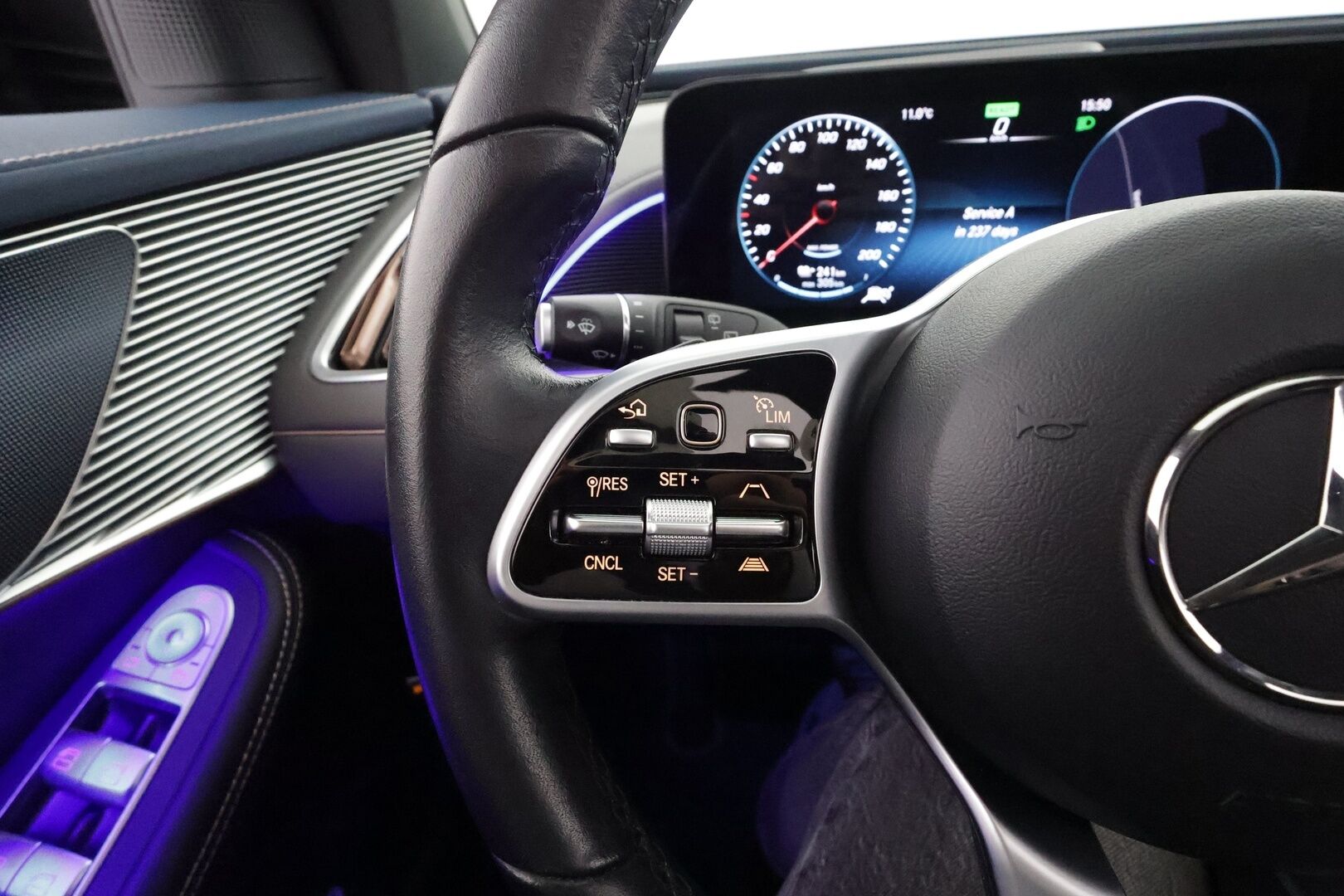 MERCEDES-BENZ EQC 2022 400 4Matic * Distronic+ / 360° / Muistipenkit / Lasikattoluukku / Multibeam / Keyless / Widescreen / Sähköluukku / Navi * - Akku kuntotarkastettu SoH 96,3% 