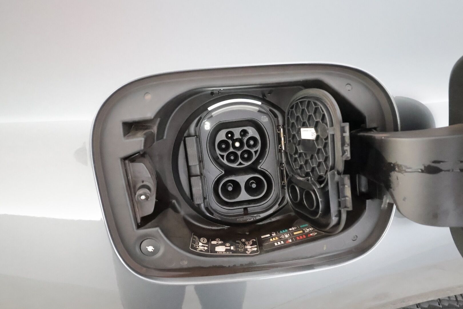 MERCEDES-BENZ EQC 2022 400 4Matic * Distronic+ / 360° / Muistipenkit / Lasikattoluukku / Multibeam / Keyless / Widescreen / Sähköluukku / Navi * - Akku kuntotarkastettu SoH 96,3% 