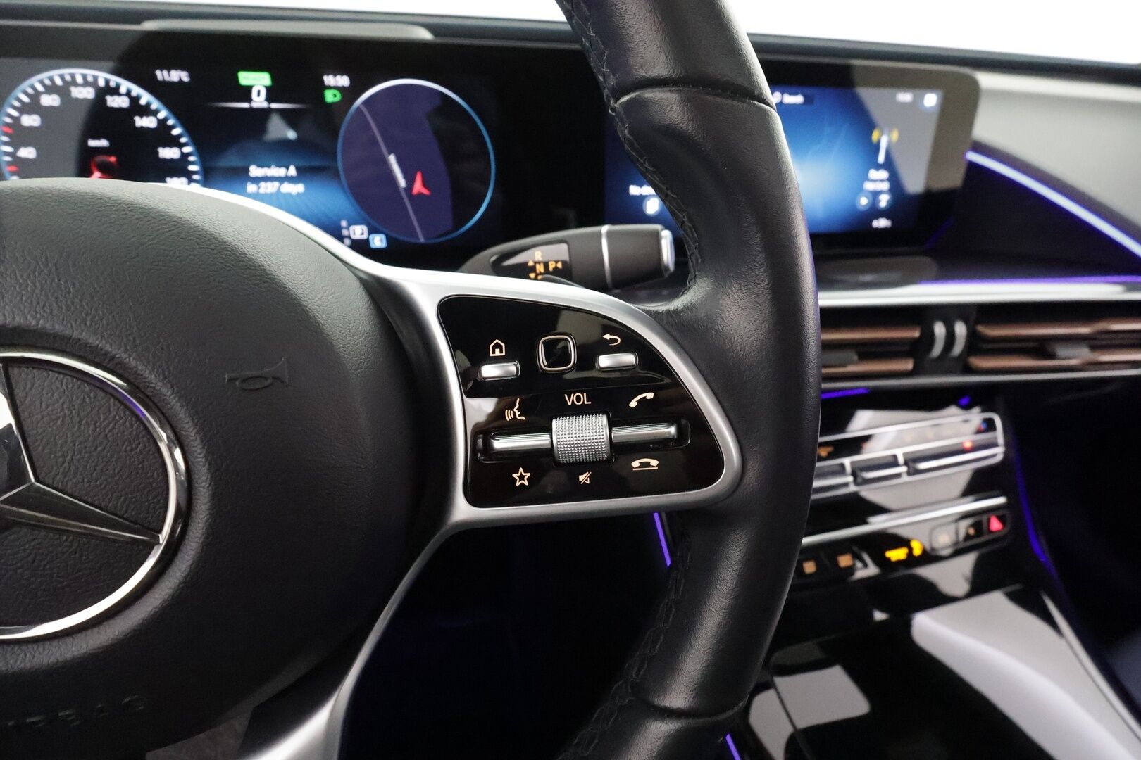 MERCEDES-BENZ EQC 2022 400 4Matic * Distronic+ / 360° / Muistipenkit / Lasikattoluukku / Multibeam / Keyless / Widescreen / Sähköluukku / Navi * - Akku kuntotarkastettu SoH 96,3% 