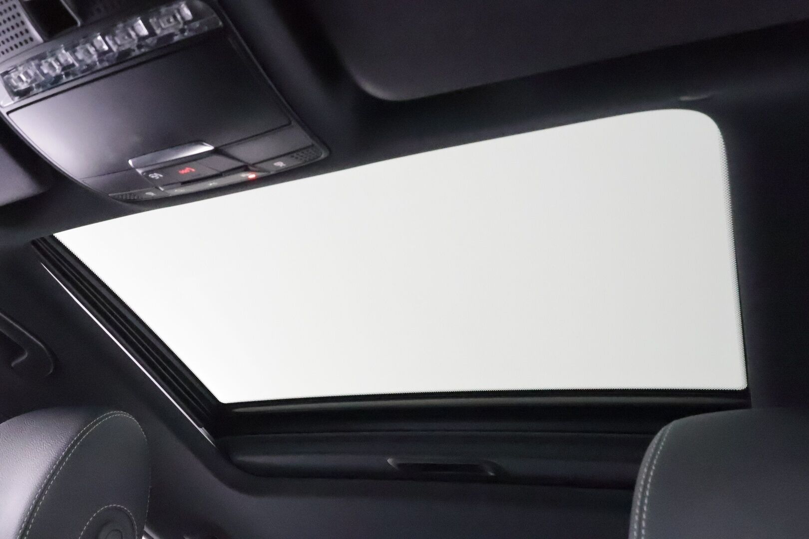 MERCEDES-BENZ E 2022 300de 4Matic AMG Premium Business * Distronic+ / P.kamera / Koukku / Widescreen / Lasikattoluukku / Navi * - Kahdet renkaat aluvanteilla / Merkkihuollettu