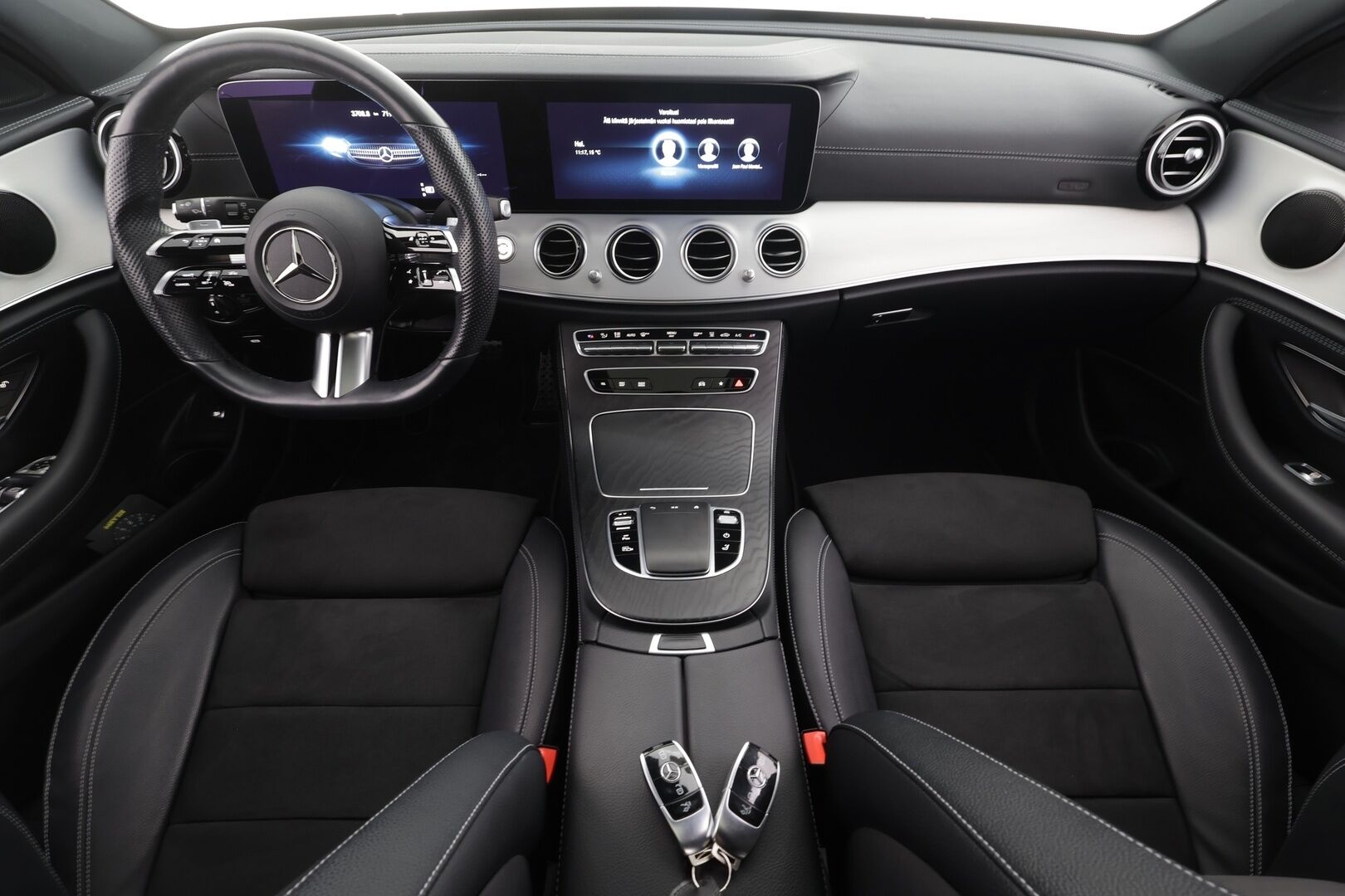 MERCEDES-BENZ E 2022 300de 4Matic AMG Premium Business * Distronic+ / P.kamera / Koukku / Widescreen / Lasikattoluukku / Navi * - Kahdet renkaat aluvanteilla / Merkkihuollettu