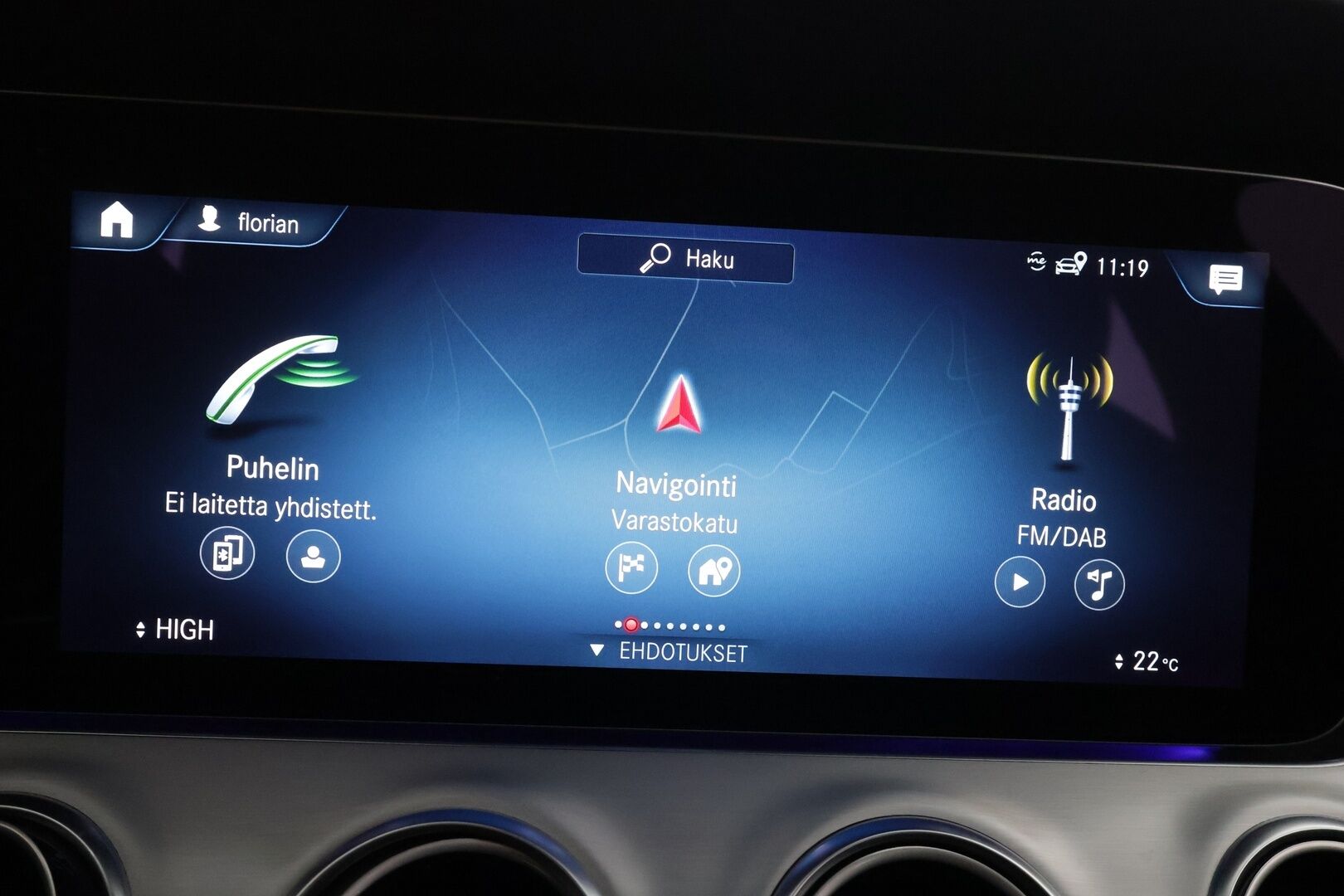 MERCEDES-BENZ E 2022 300de 4Matic AMG Premium Business * Distronic+ / P.kamera / Koukku / Widescreen / Lasikattoluukku / Navi * - Kahdet renkaat aluvanteilla / Merkkihuollettu