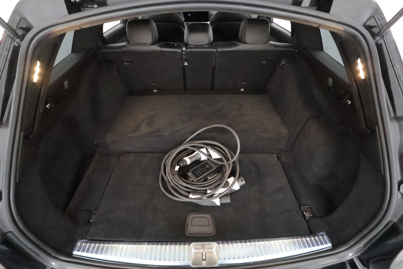 MERCEDES-BENZ E 2022 300de 4Matic AMG Premium Business * Distronic+ / P.kamera / Koukku / Widescreen / Lasikattoluukku / Navi * - Kahdet renkaat aluvanteilla / Merkkihuollettu