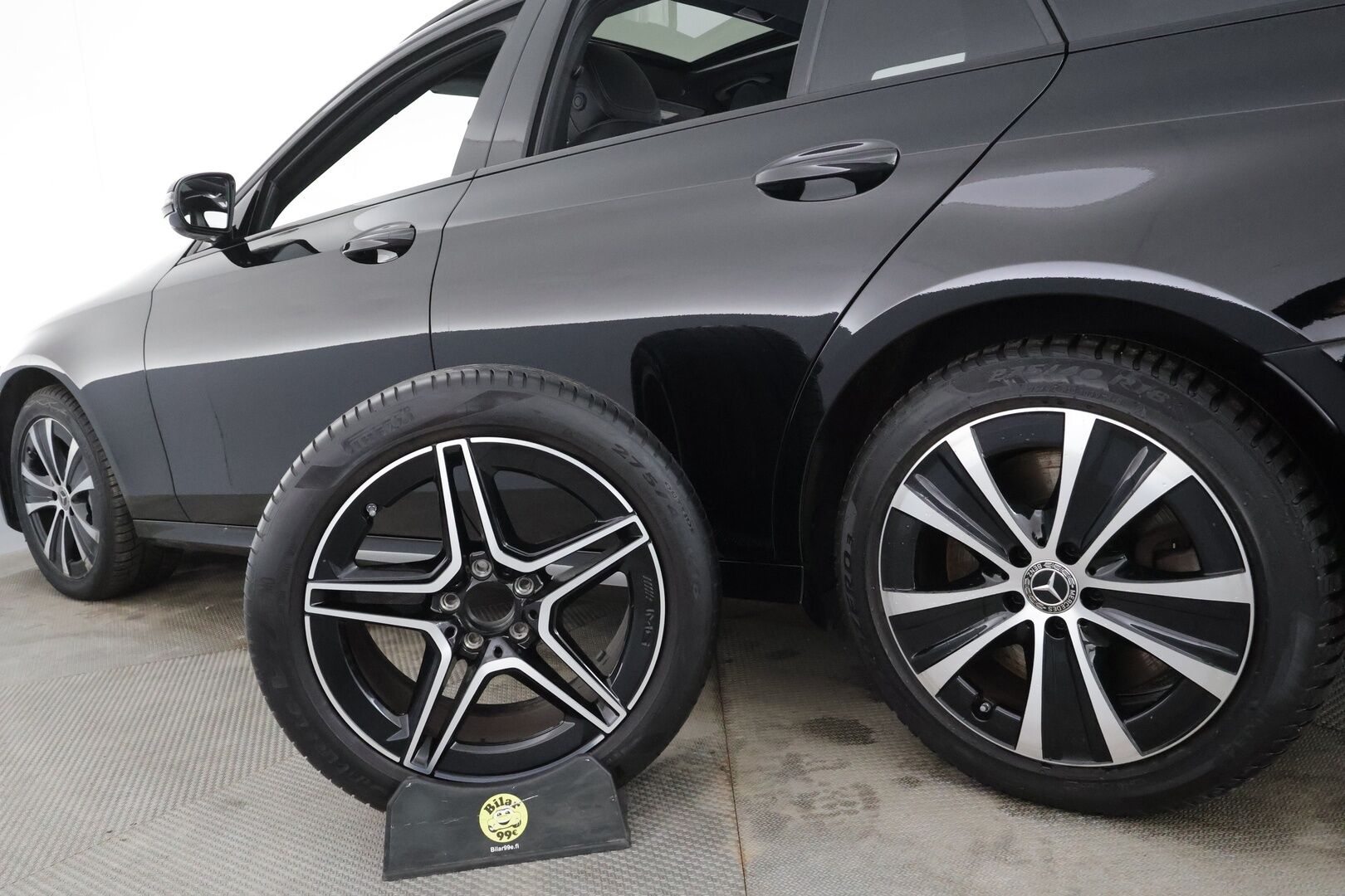 MERCEDES-BENZ E 2022 300de 4Matic AMG Premium Business * Distronic+ / P.kamera / Koukku / Widescreen / Lasikattoluukku / Navi * - Kahdet renkaat aluvanteilla / Merkkihuollettu