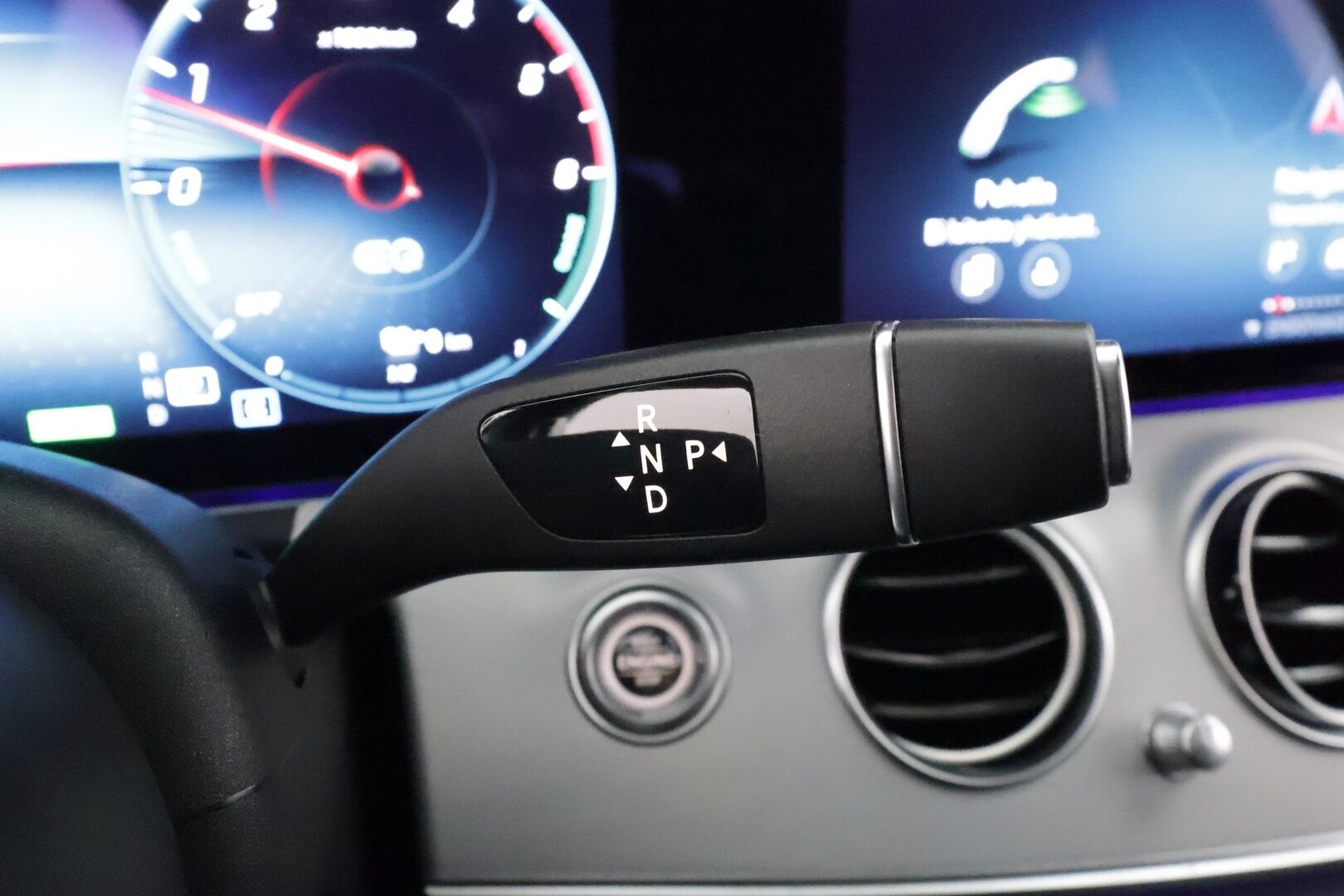 MERCEDES-BENZ E 2022 300de 4Matic AMG Premium Business * Distronic+ / P.kamera / Koukku / Widescreen / Lasikattoluukku / Navi * - Kahdet renkaat aluvanteilla / Merkkihuollettu