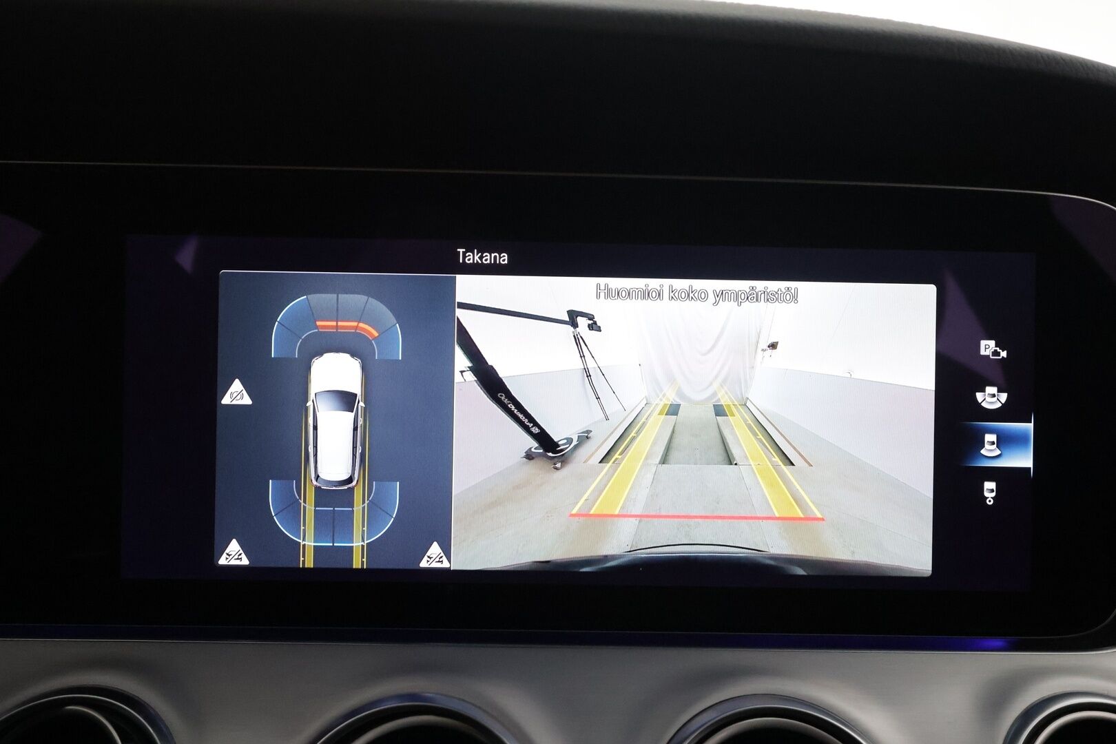 MERCEDES-BENZ E 2022 300de 4Matic AMG Premium Business * Distronic+ / P.kamera / Koukku / Widescreen / Lasikattoluukku / Navi * - Kahdet renkaat aluvanteilla / Merkkihuollettu