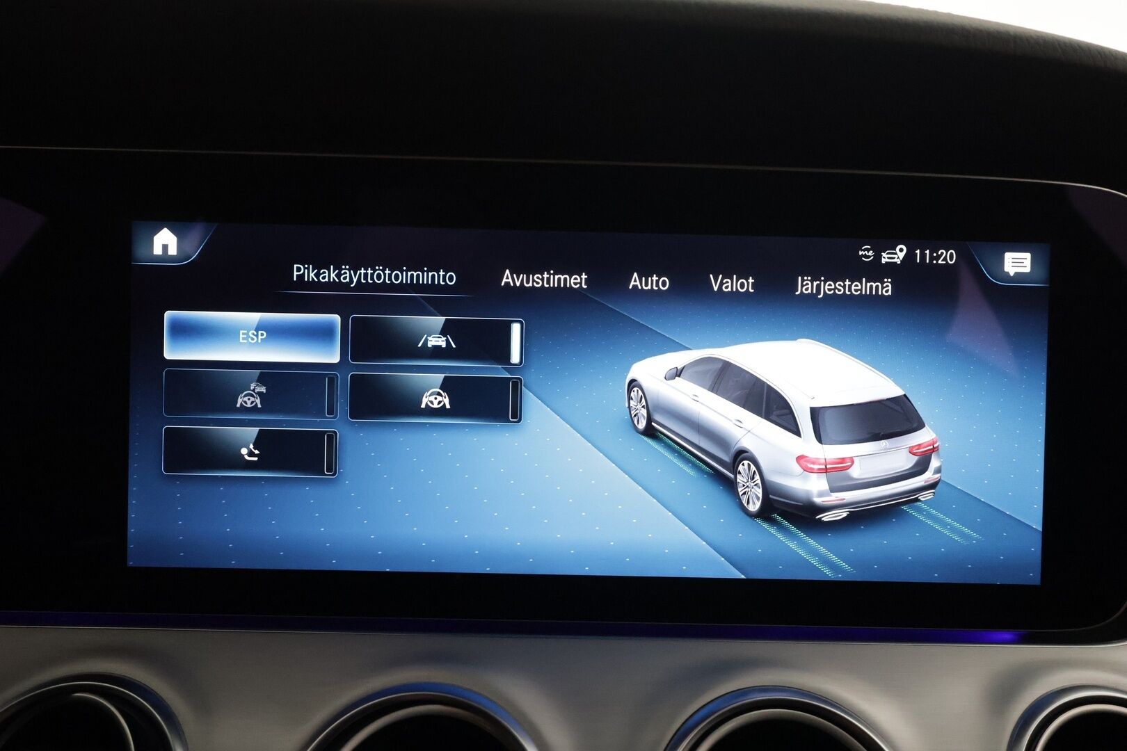 MERCEDES-BENZ E 2022 300de 4Matic AMG Premium Business * Distronic+ / P.kamera / Koukku / Widescreen / Lasikattoluukku / Navi * - Kahdet renkaat aluvanteilla / Merkkihuollettu