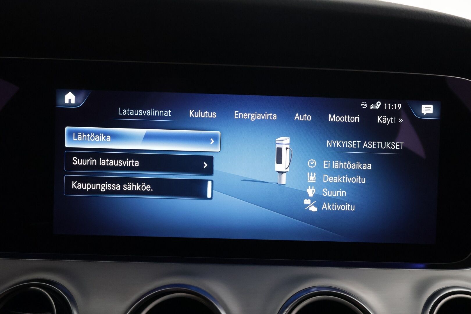 MERCEDES-BENZ E 2022 300de 4Matic AMG Premium Business * Distronic+ / P.kamera / Koukku / Widescreen / Lasikattoluukku / Navi * - Kahdet renkaat aluvanteilla / Merkkihuollettu